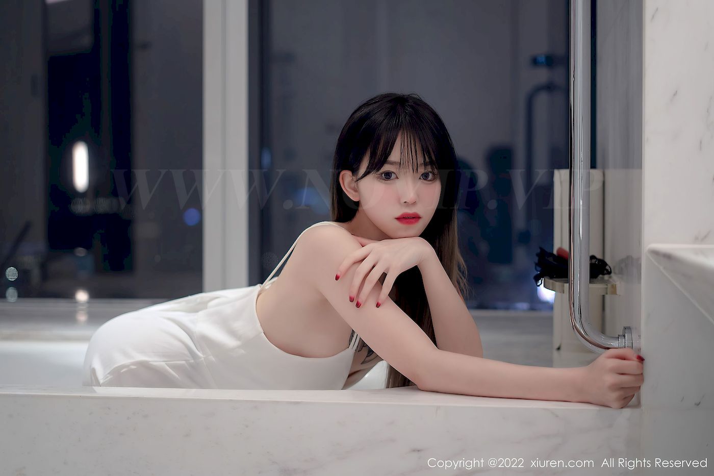 [秀人XiuRen] No.4611 模特奶瓶 – 白色轻透薄纱吊带长裙性感写真