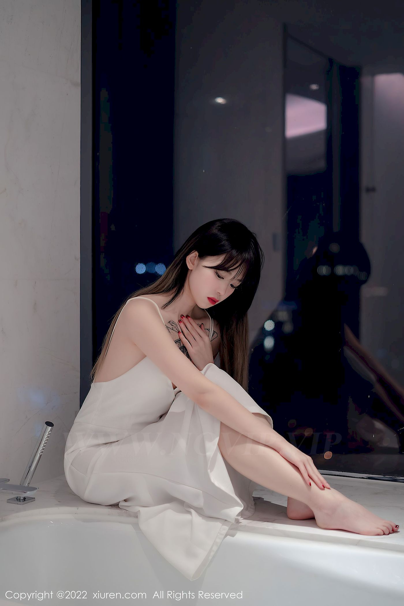 [秀人XiuRen] No.4611 模特奶瓶 – 白色轻透薄纱吊带长裙性感写真