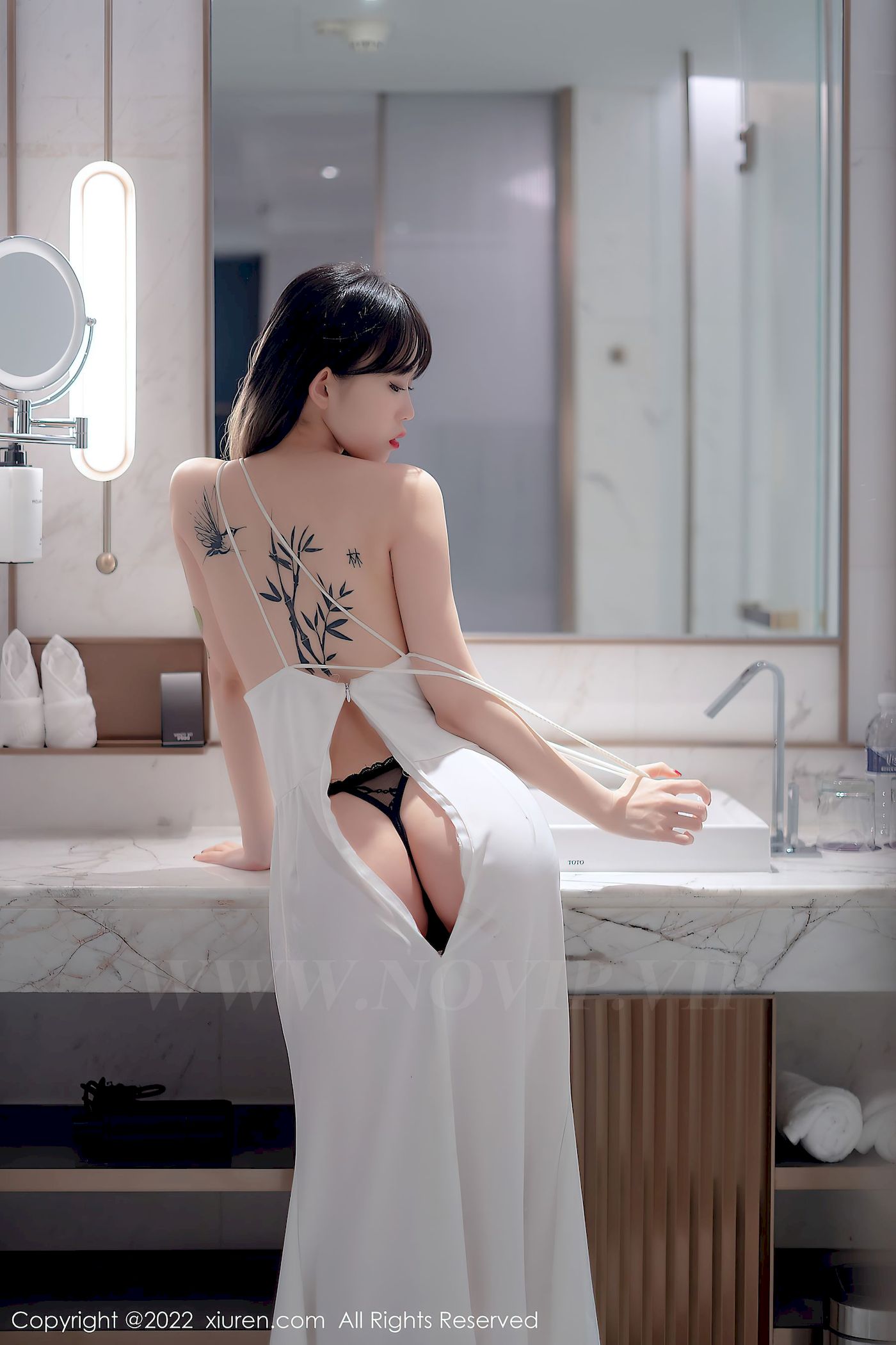 [秀人XiuRen] No.4611 模特奶瓶 – 白色轻透薄纱吊带长裙性感写真