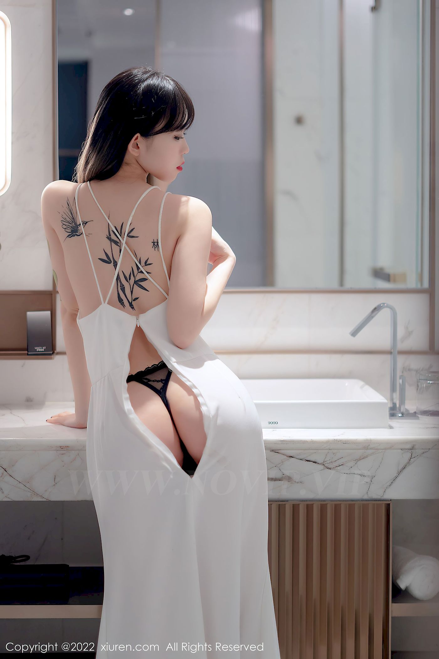 [秀人XiuRen] No.4611 模特奶瓶 – 白色轻透薄纱吊带长裙性感写真