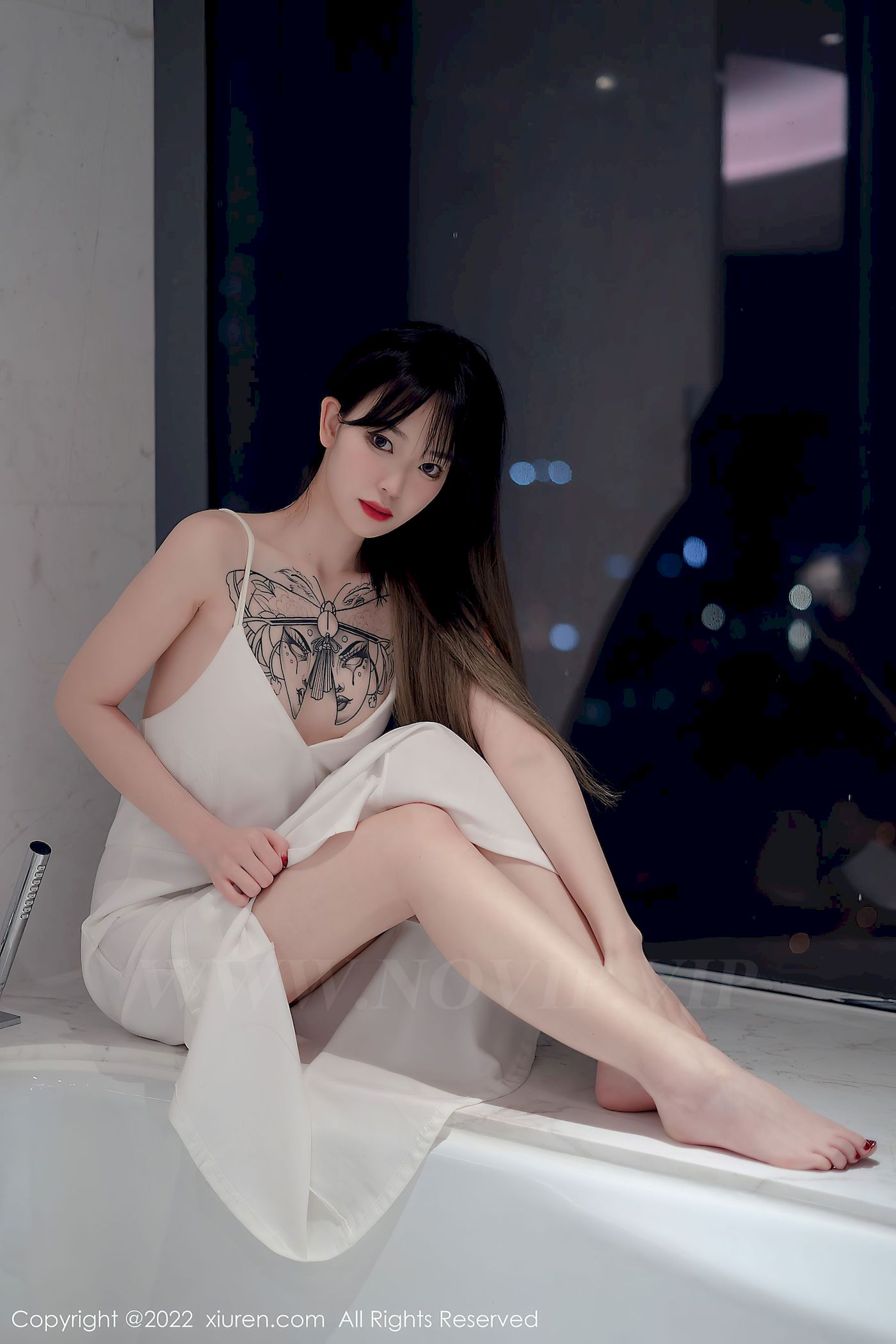 [秀人XiuRen] No.4611 模特奶瓶 – 白色轻透薄纱吊带长裙性感写真