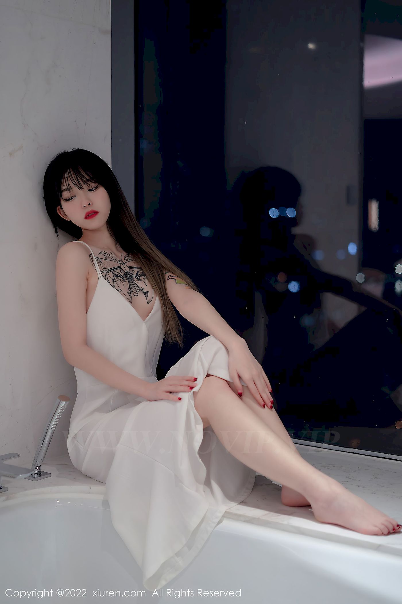 [秀人XiuRen] No.4611 模特奶瓶 – 白色轻透薄纱吊带长裙性感写真