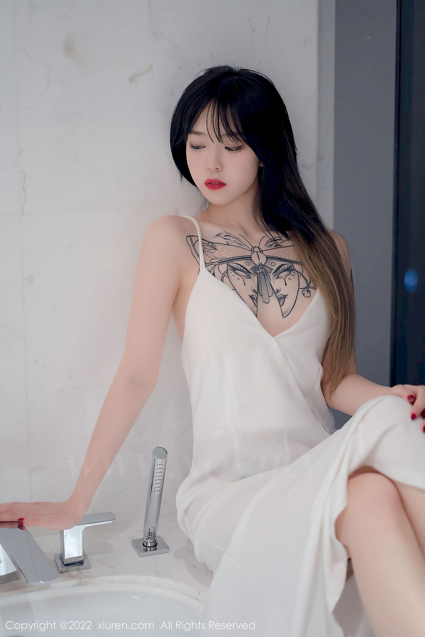 [秀人XiuRen] No.4611 模特奶瓶 – 白色轻透薄纱吊带长裙性感写真