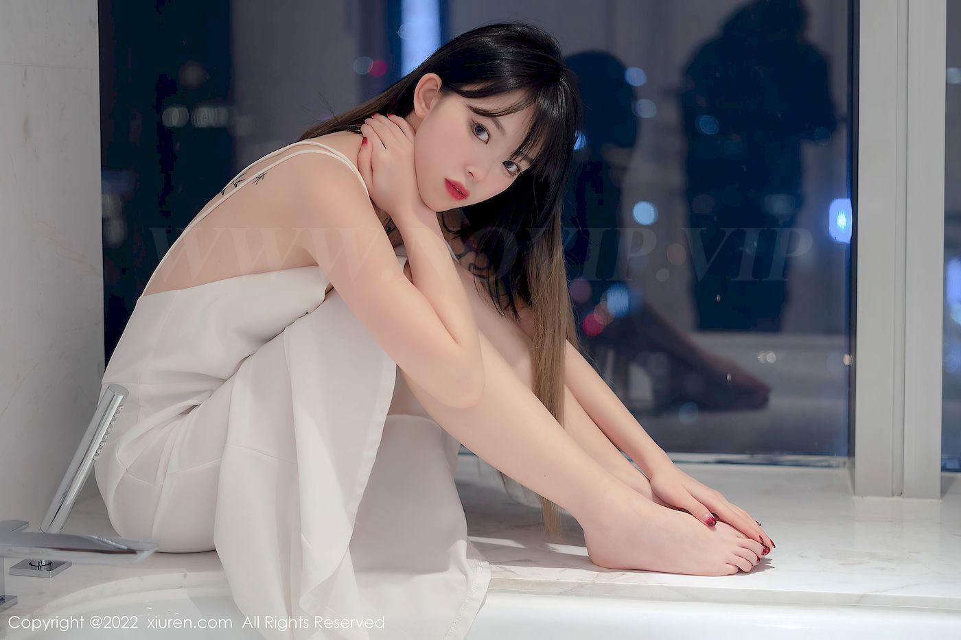 [秀人XiuRen] No.4611 模特奶瓶 – 白色轻透薄纱吊带长裙性感写真