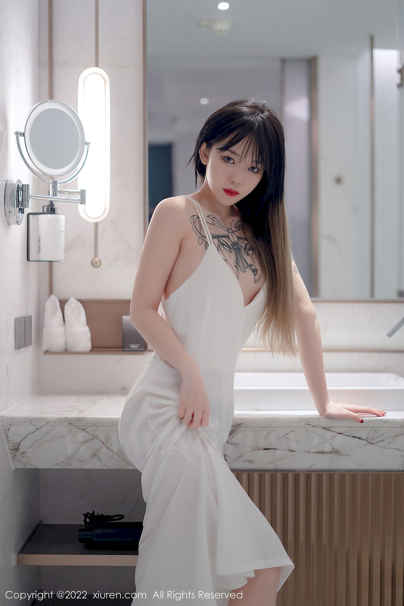 [秀人XiuRen] No.4611 模特奶瓶 – 白色轻透薄纱吊带长裙性感写真