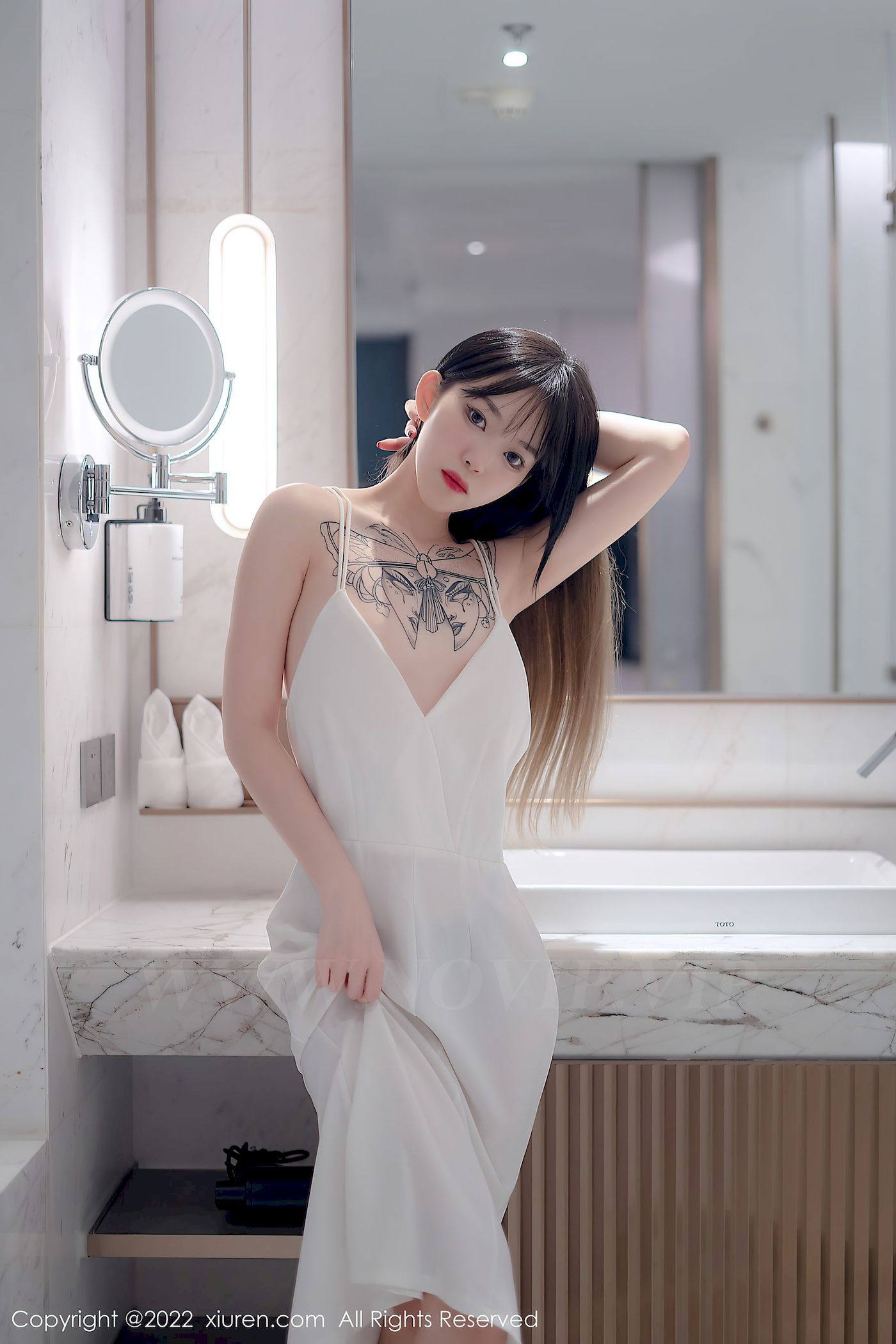 [秀人XiuRen] No.4611 模特奶瓶 – 白色轻透薄纱吊带长裙性感写真