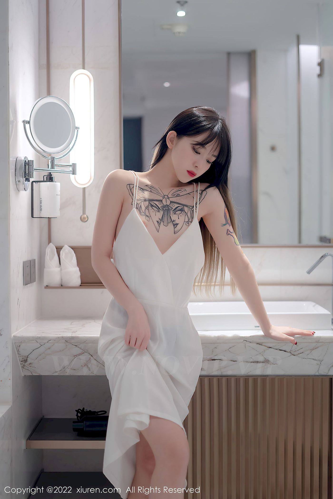 [秀人XiuRen] No.4611 模特奶瓶 – 白色轻透薄纱吊带长裙性感写真