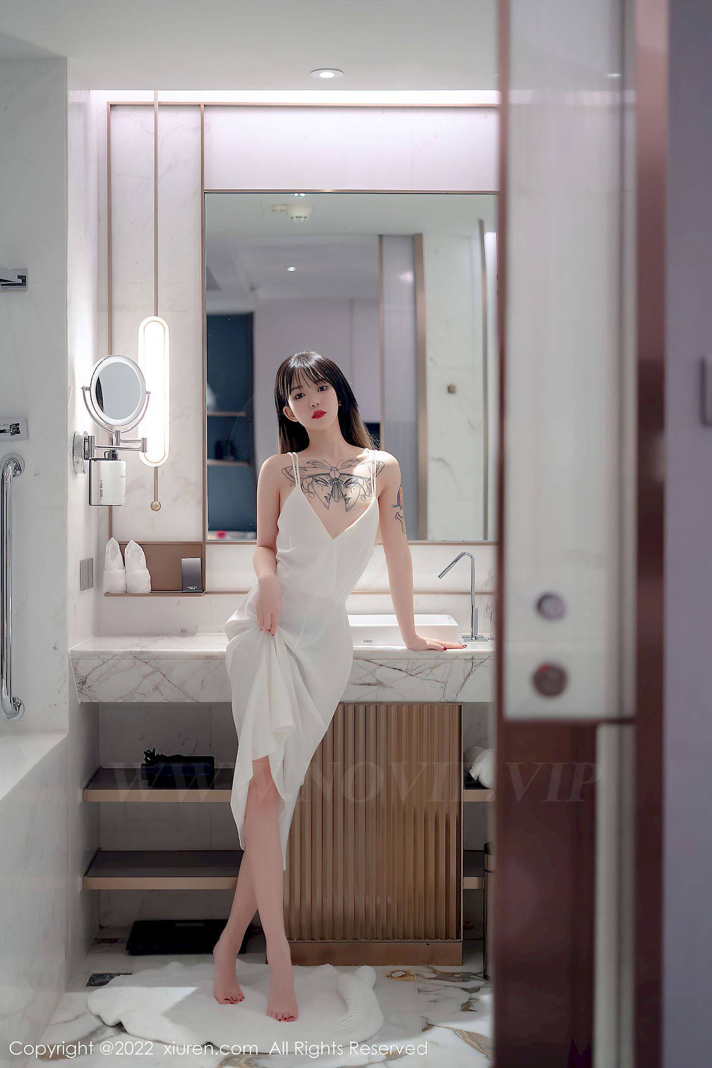 [秀人XiuRen] No.4611 模特奶瓶 – 白色轻透薄纱吊带长裙性感写真
