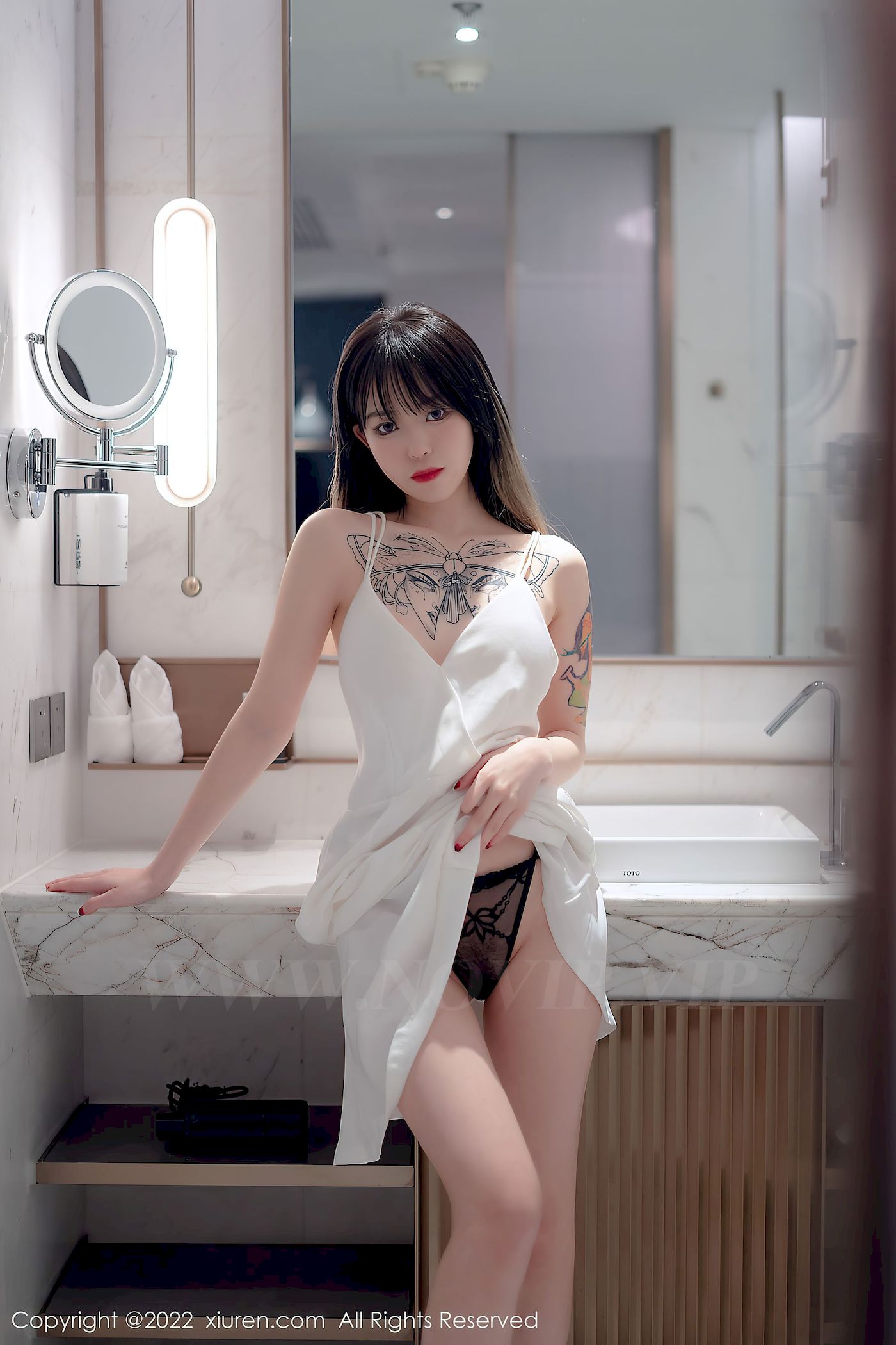 [秀人XiuRen] No.4611 模特奶瓶 – 白色轻透薄纱吊带长裙性感写真