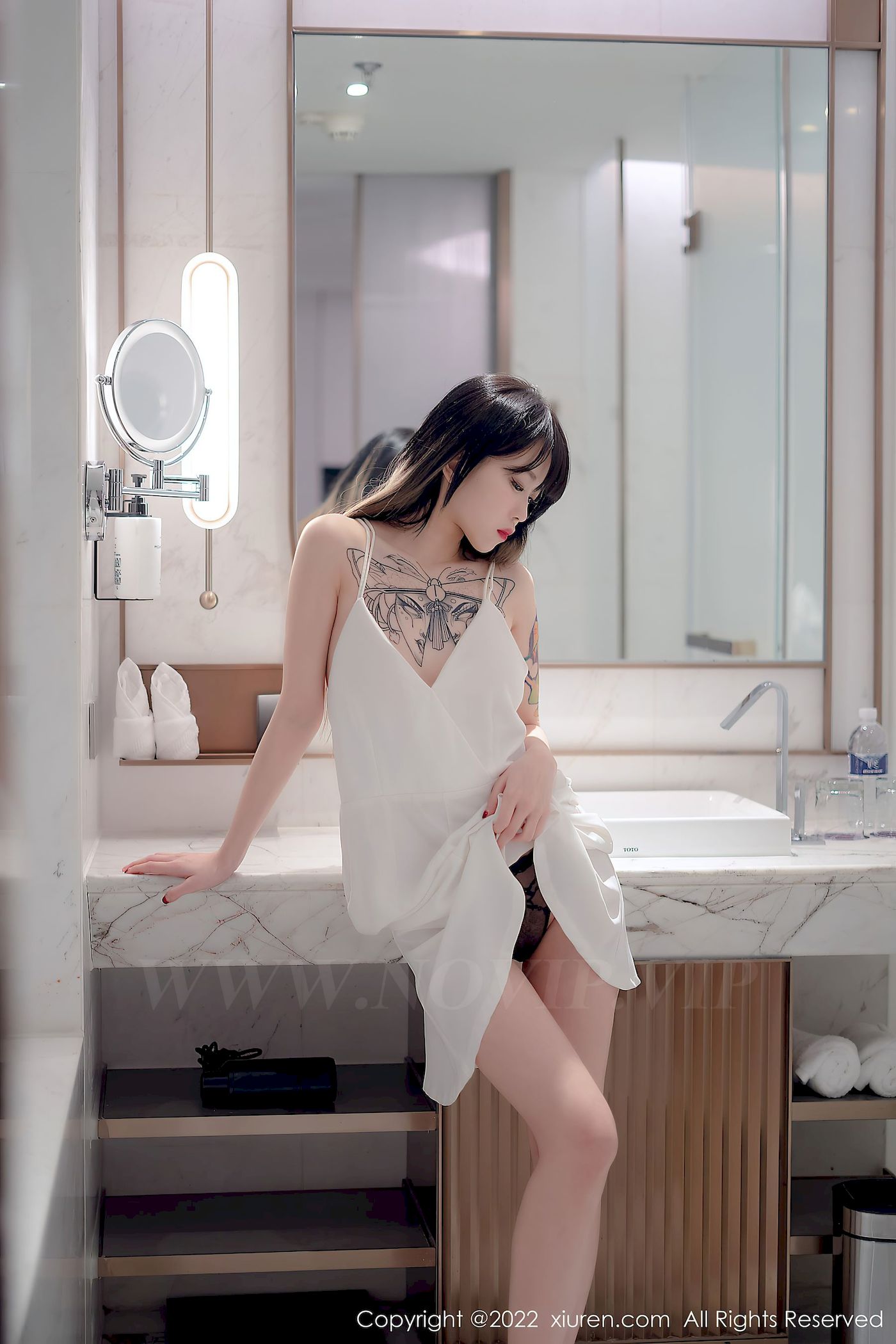[秀人XiuRen] No.4611 模特奶瓶 – 白色轻透薄纱吊带长裙性感写真