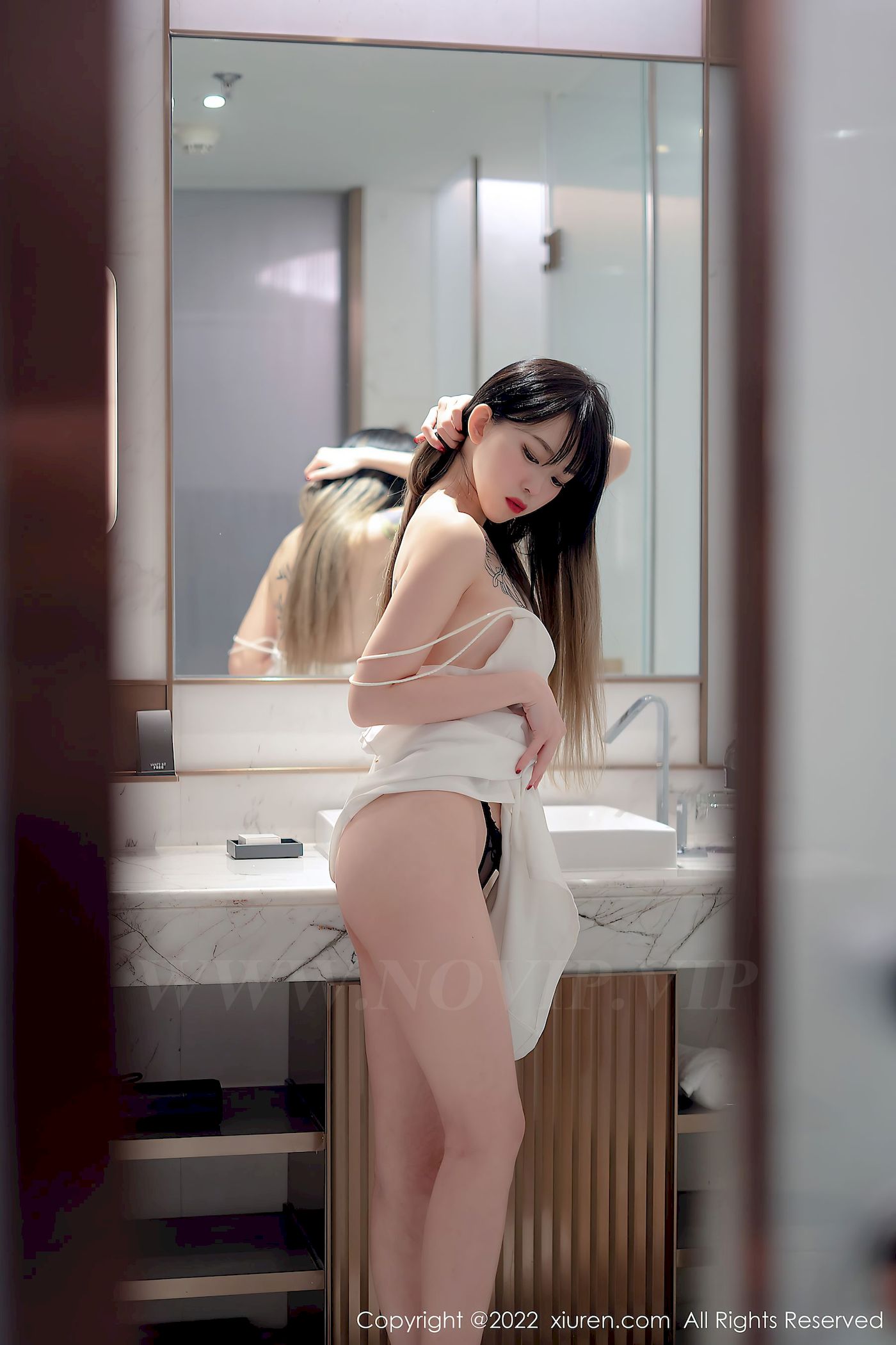 [秀人XiuRen] No.4611 模特奶瓶 – 白色轻透薄纱吊带长裙性感写真