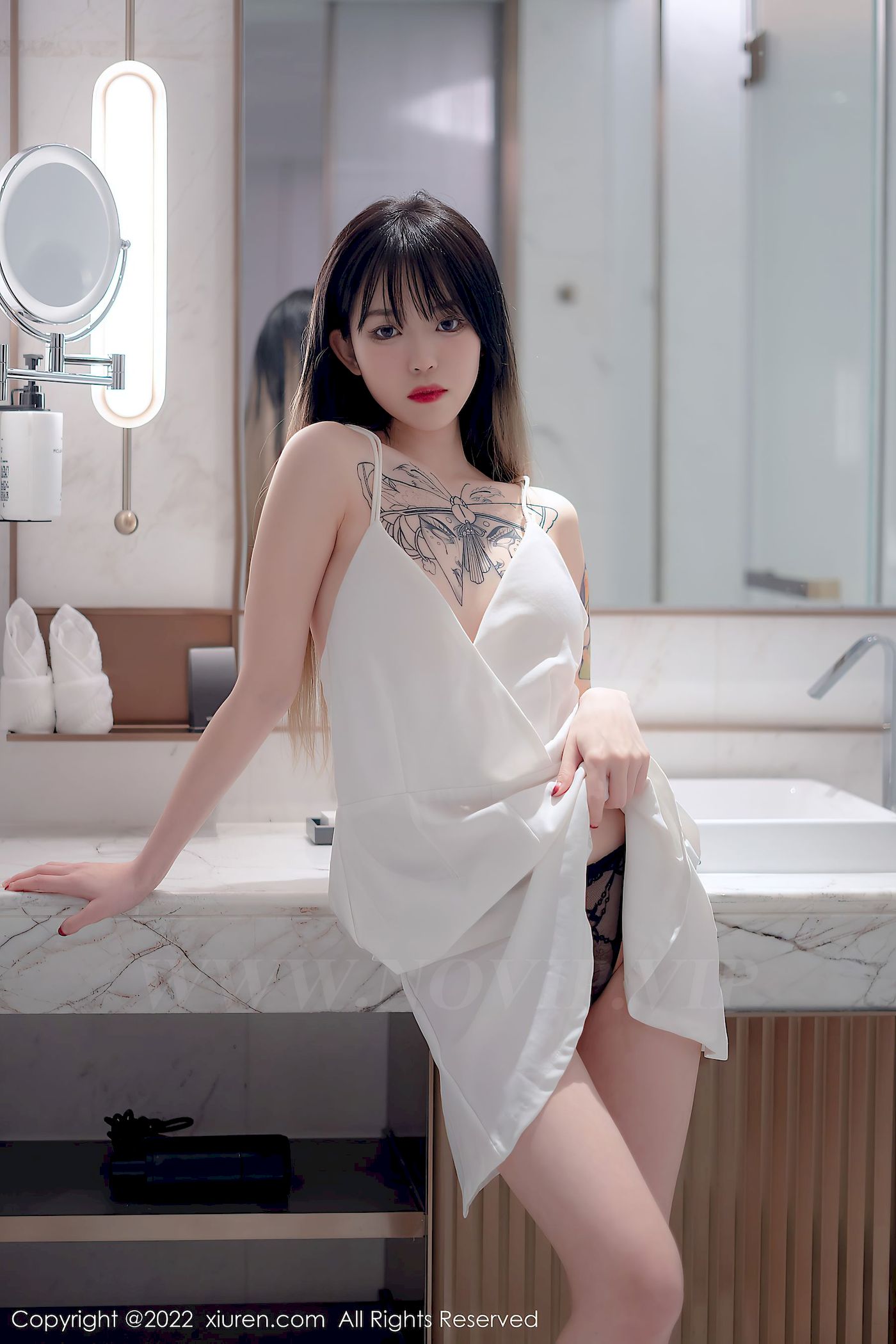 [秀人XiuRen] No.4611 模特奶瓶 – 白色轻透薄纱吊带长裙性感写真