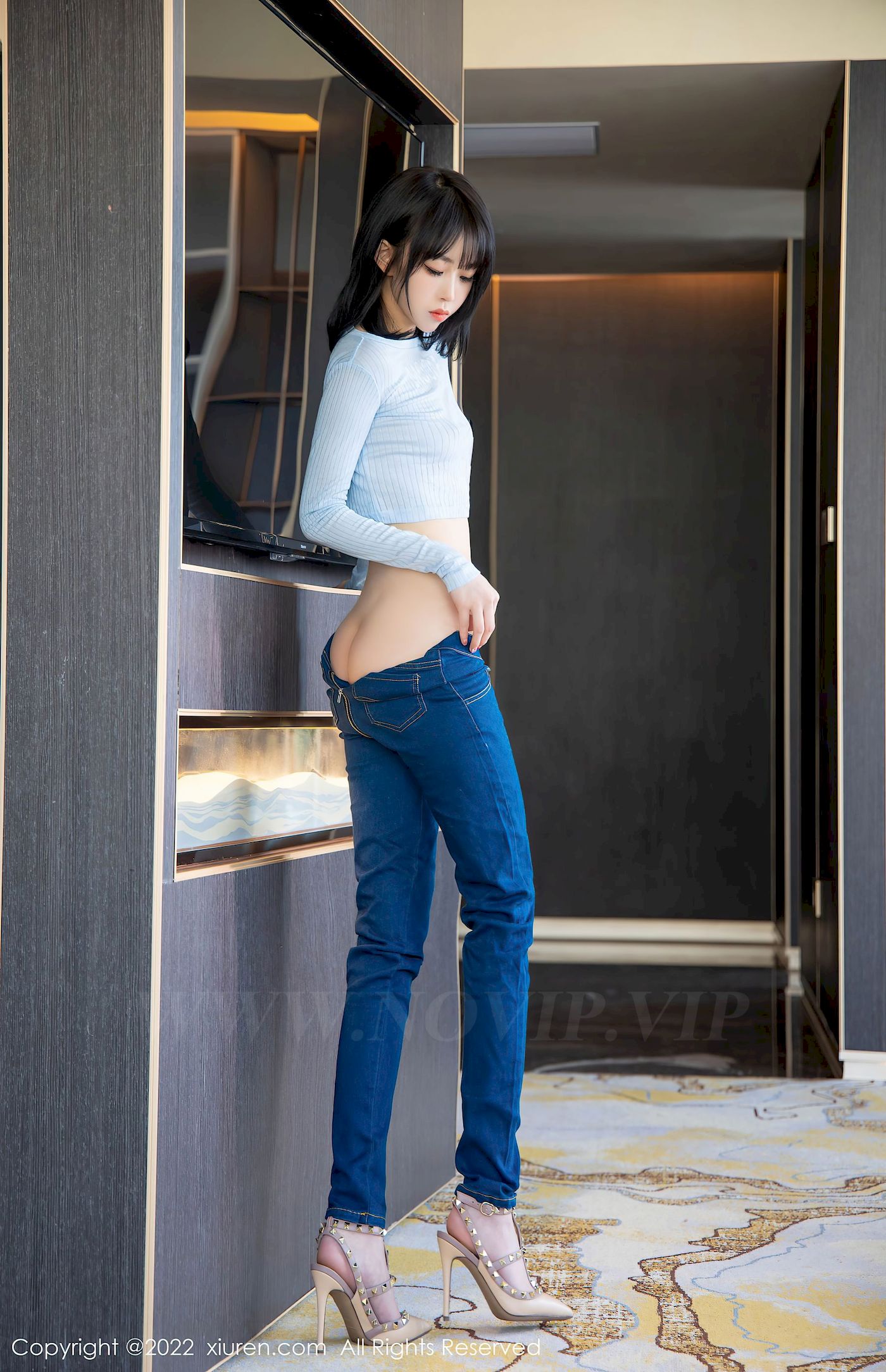 [秀人XiuRen] No.4584 模特奶瓶 – 淡蓝色外套+牛仔裤性感写真