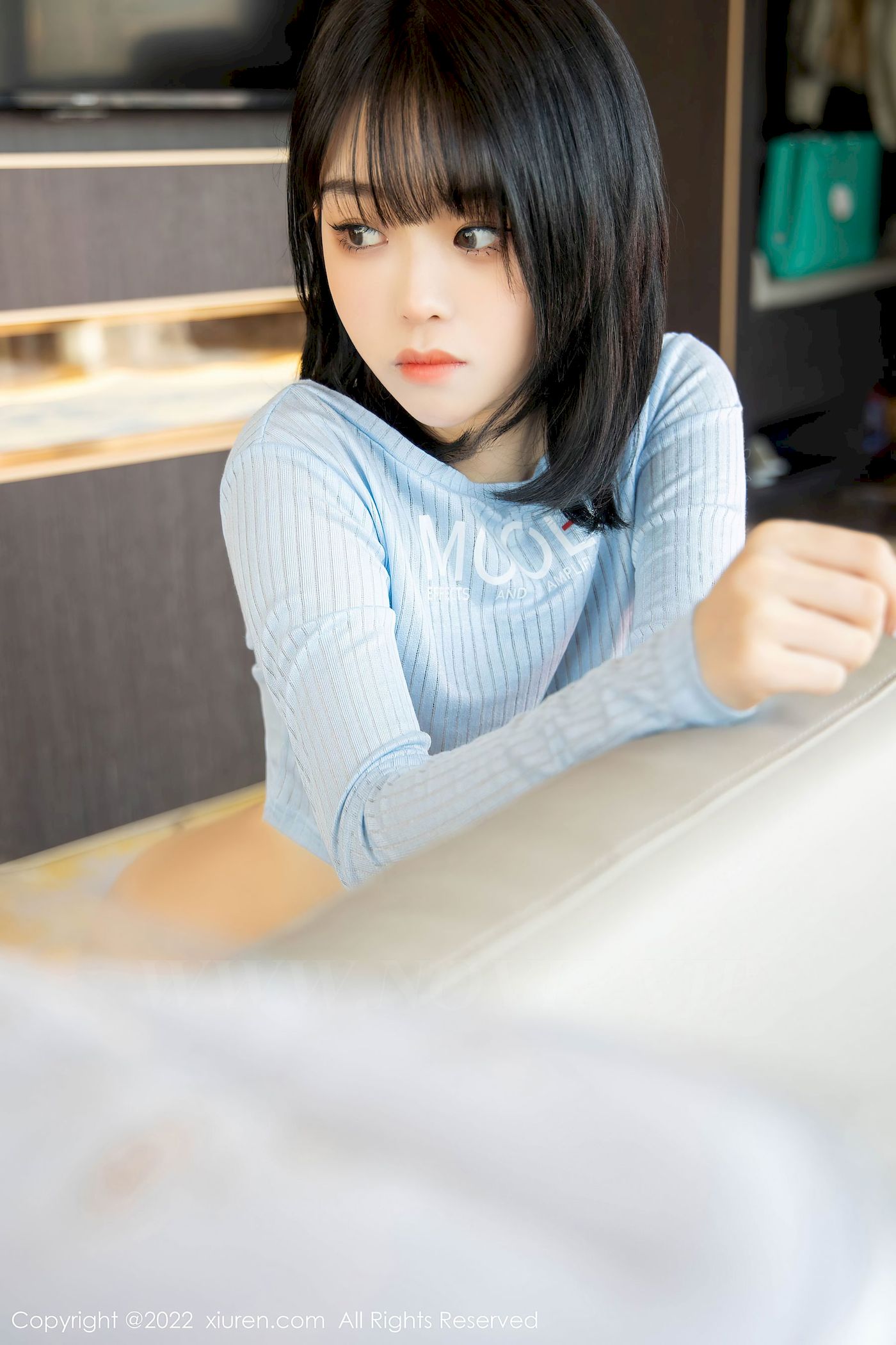 [秀人XiuRen] No.4584 模特奶瓶 – 淡蓝色外套+牛仔裤性感写真