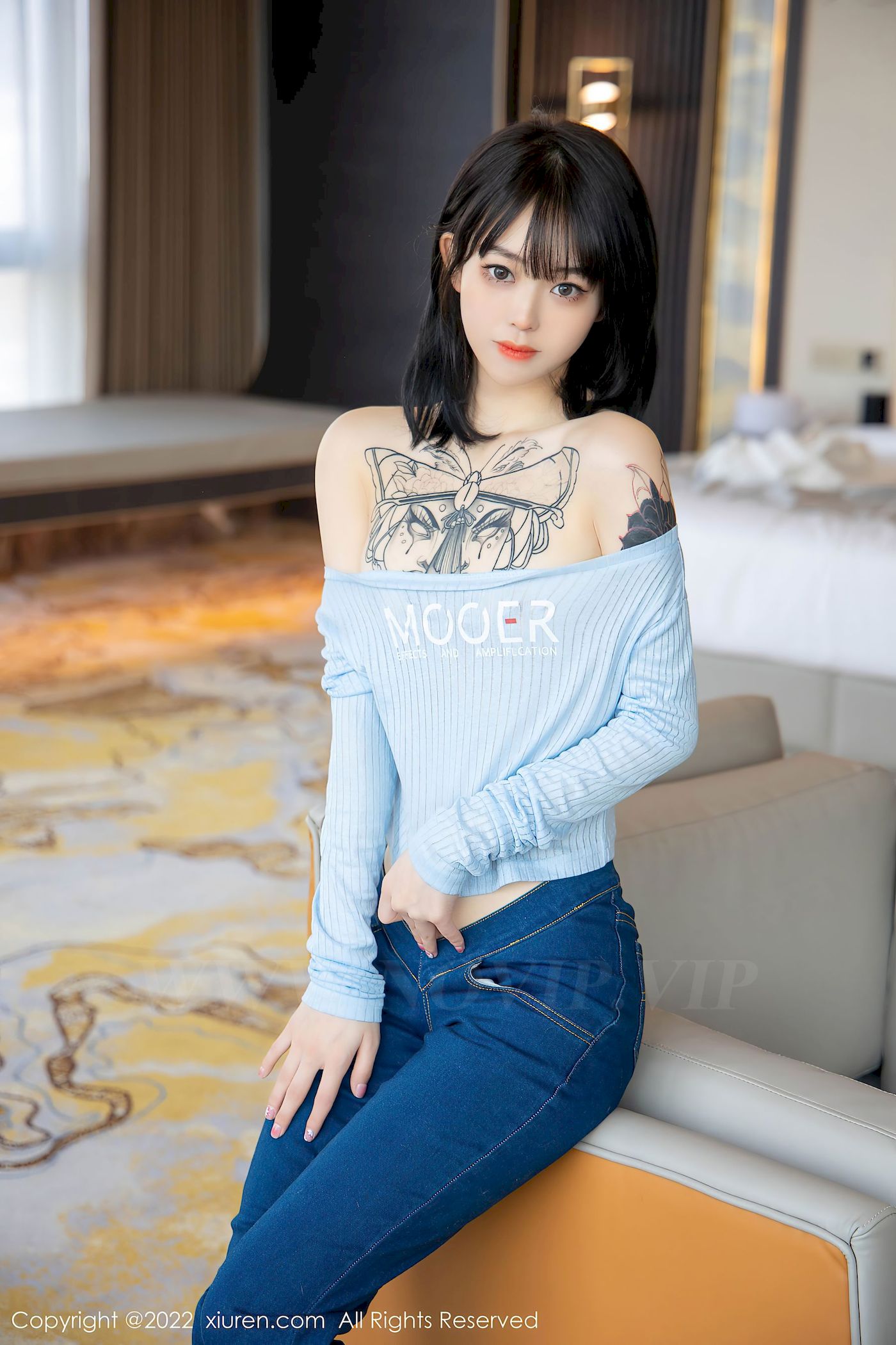 [秀人XiuRen] No.4584 模特奶瓶 – 淡蓝色外套+牛仔裤性感写真