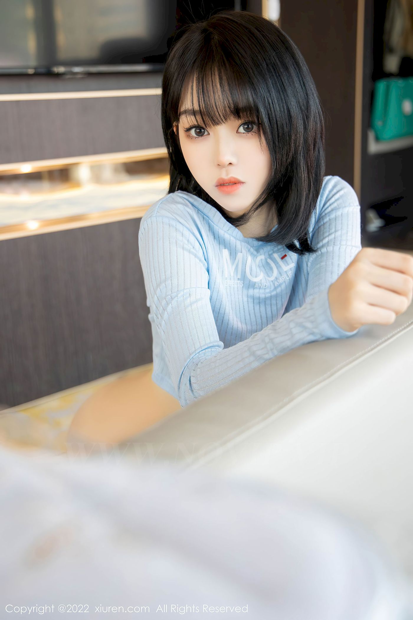 [秀人XiuRen] No.4584 模特奶瓶 – 淡蓝色外套+牛仔裤性感写真