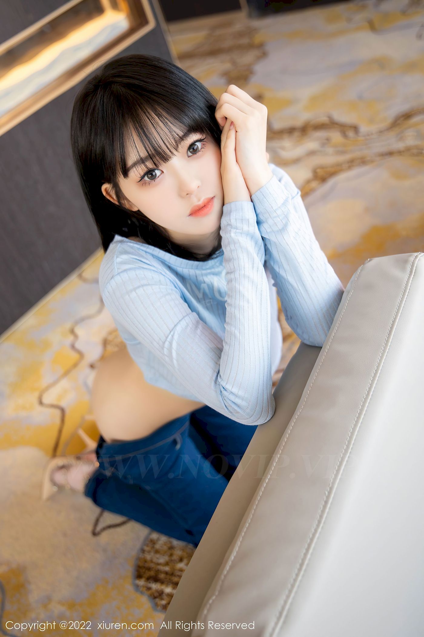 [秀人XiuRen] No.4584 模特奶瓶 – 淡蓝色外套+牛仔裤性感写真