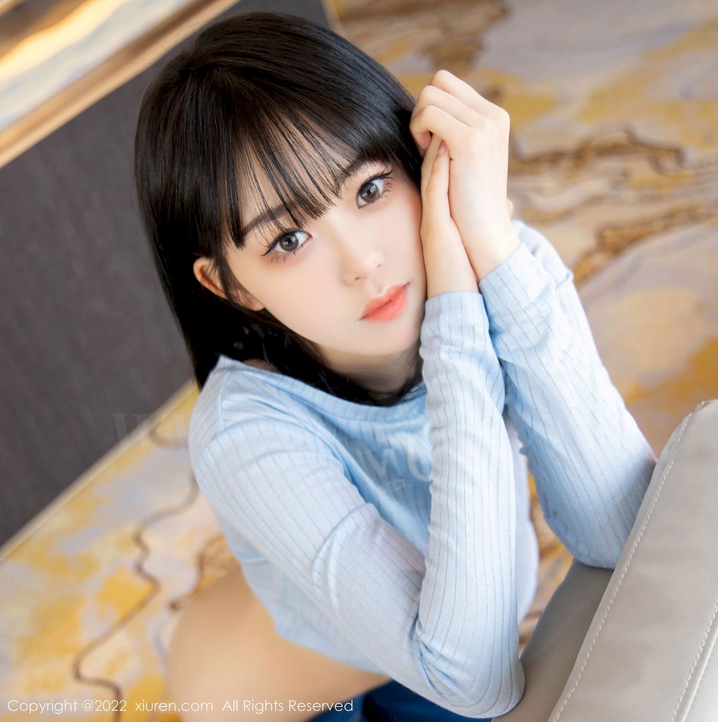 [秀人XiuRen] No.4584 模特奶瓶 – 淡蓝色外套+牛仔裤性感写真