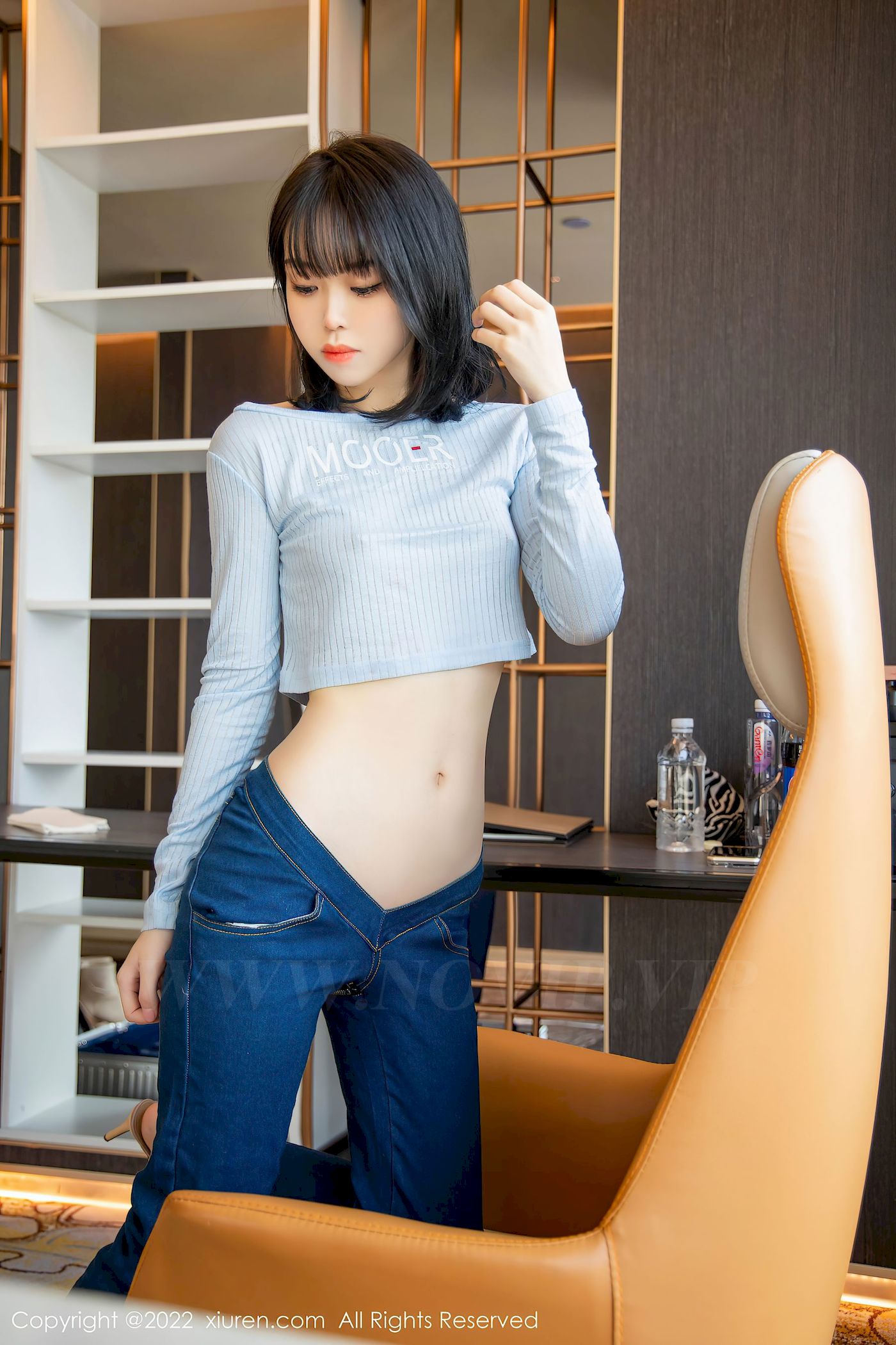 [秀人XiuRen] No.4584 模特奶瓶 – 淡蓝色外套+牛仔裤性感写真