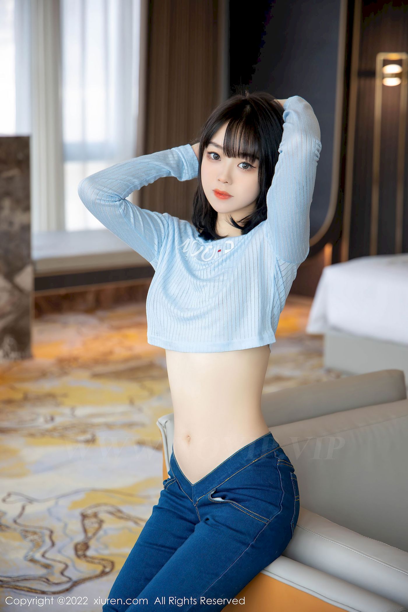 [秀人XiuRen] No.4584 模特奶瓶 – 淡蓝色外套+牛仔裤性感写真