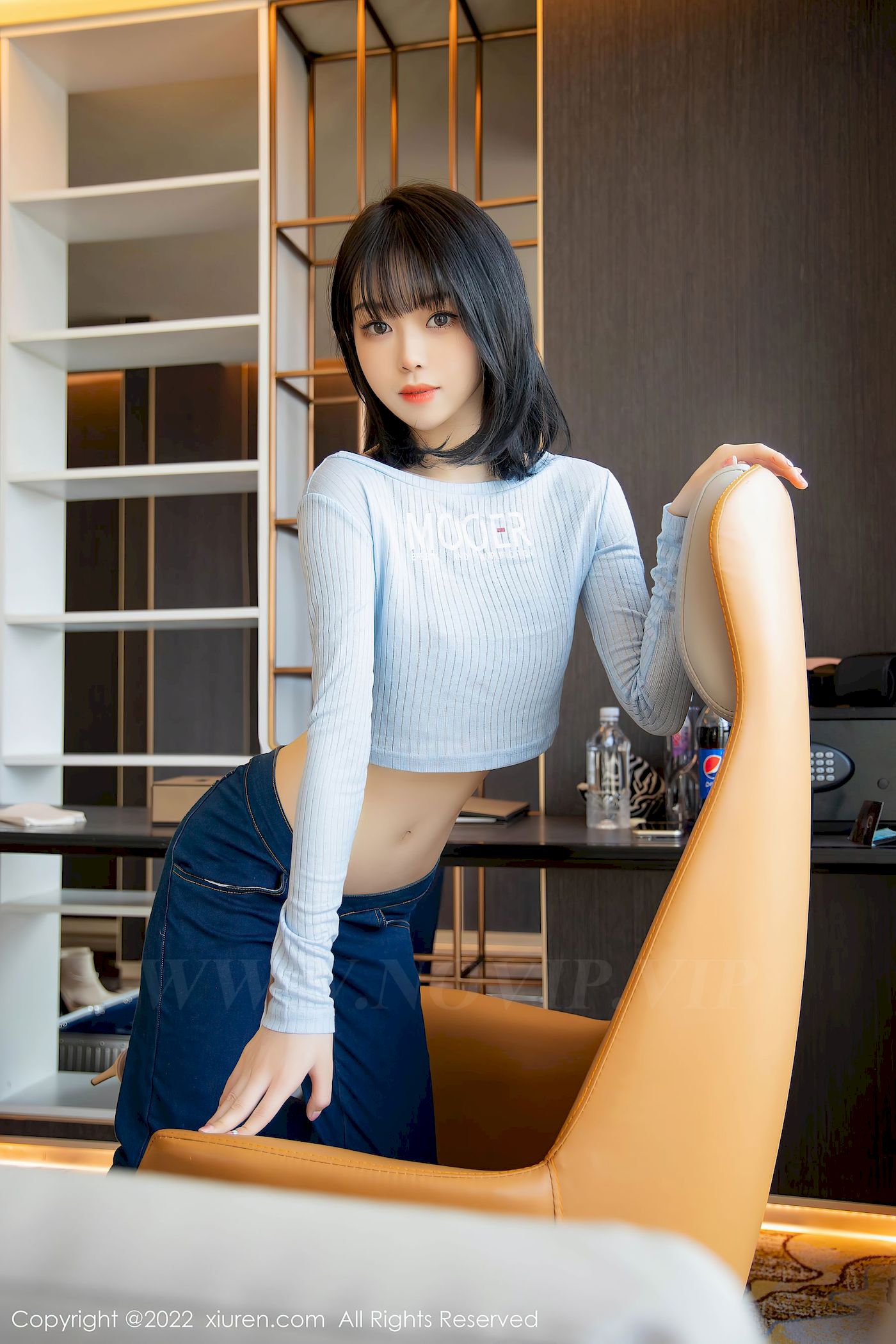 [秀人XiuRen] No.4584 模特奶瓶 – 淡蓝色外套+牛仔裤性感写真