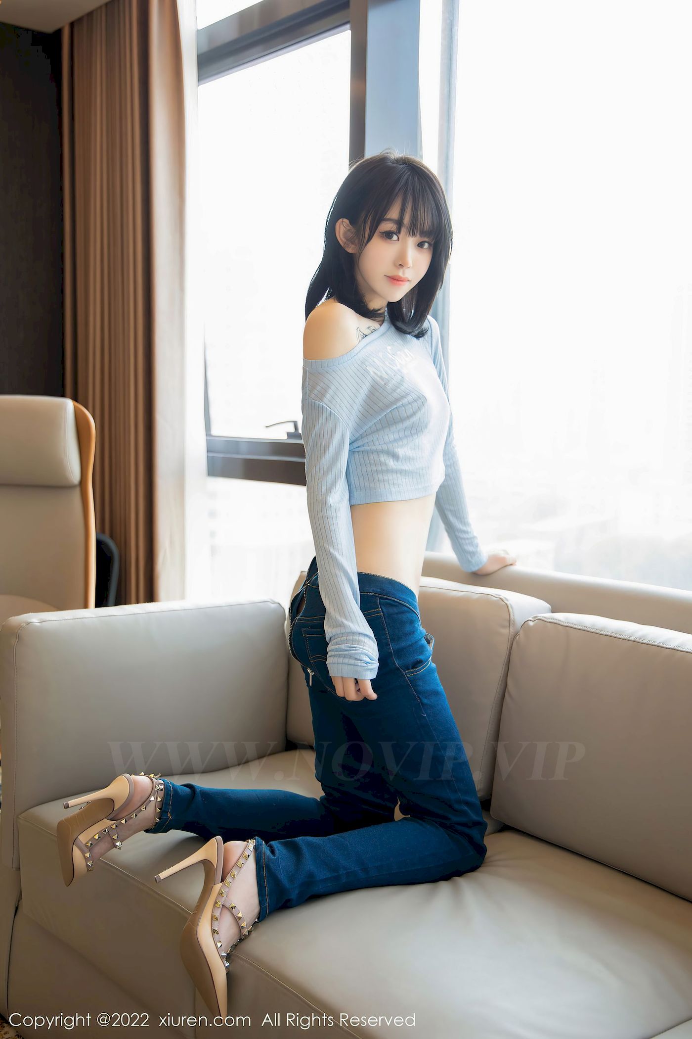 [秀人XiuRen] No.4584 模特奶瓶 – 淡蓝色外套+牛仔裤性感写真