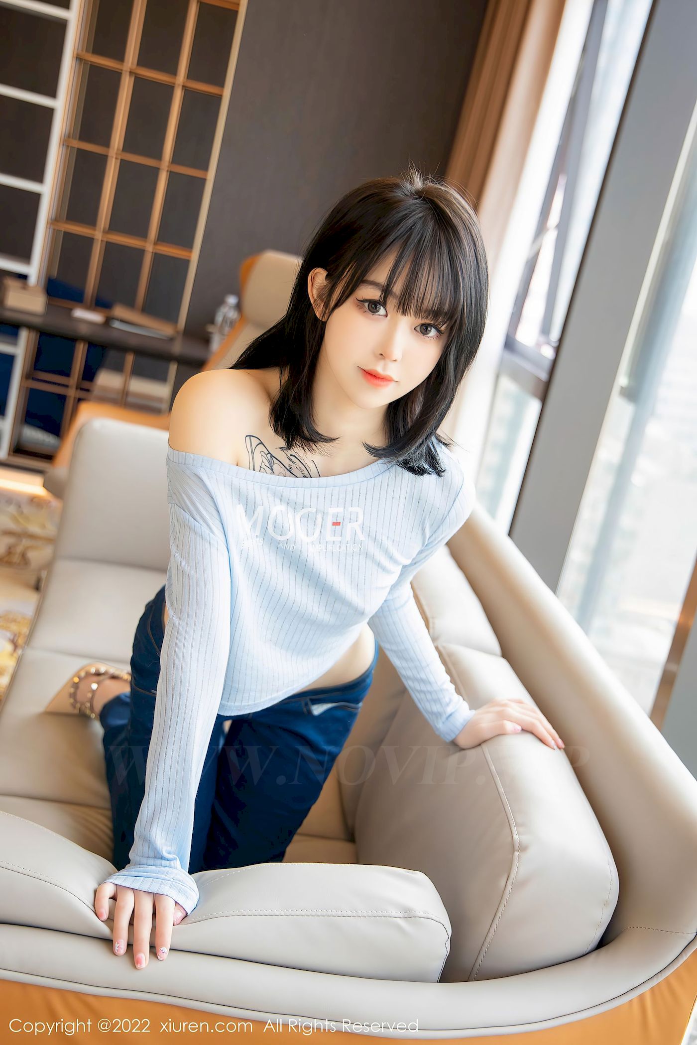 [秀人XiuRen] No.4584 模特奶瓶 – 淡蓝色外套+牛仔裤性感写真