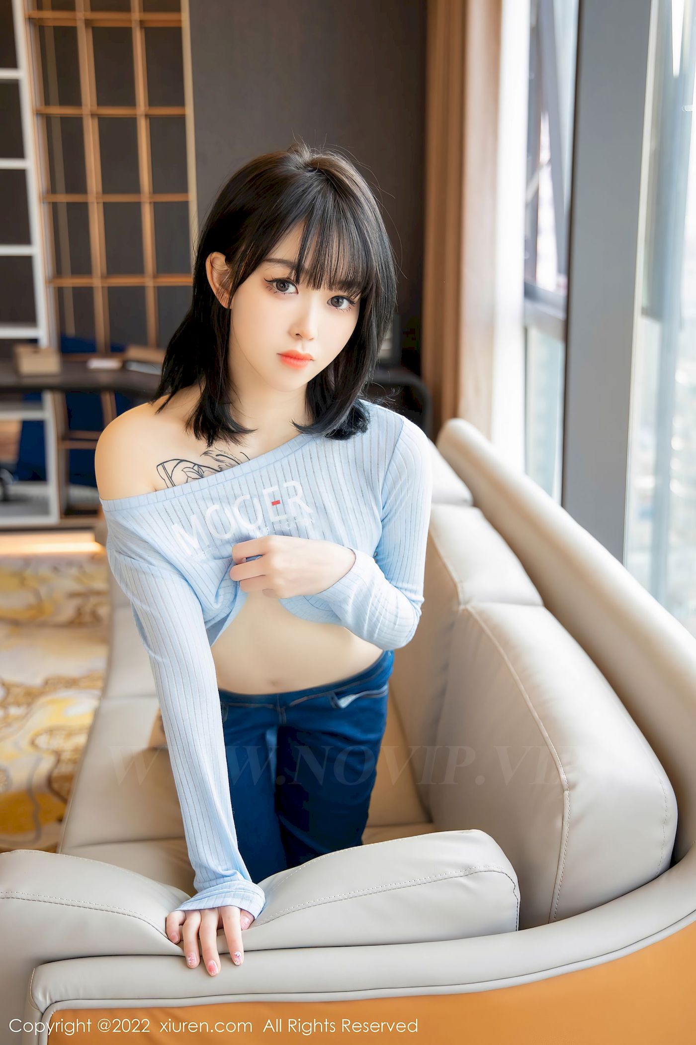 [秀人XiuRen] No.4584 模特奶瓶 – 淡蓝色外套+牛仔裤性感写真