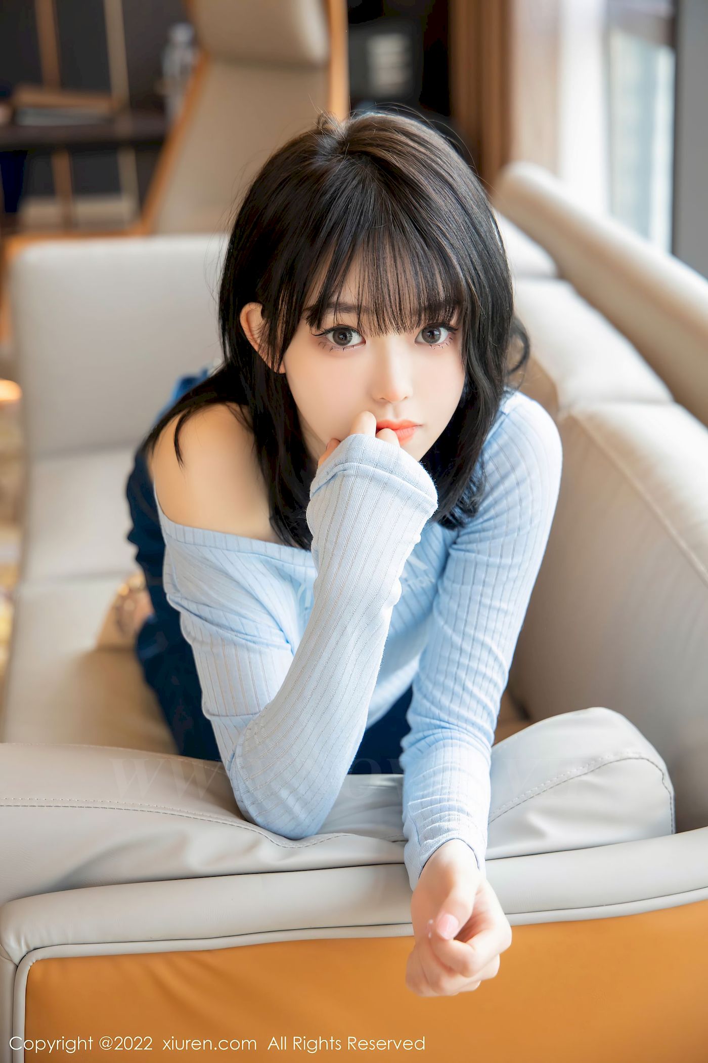 [秀人XiuRen] No.4584 模特奶瓶 – 淡蓝色外套+牛仔裤性感写真