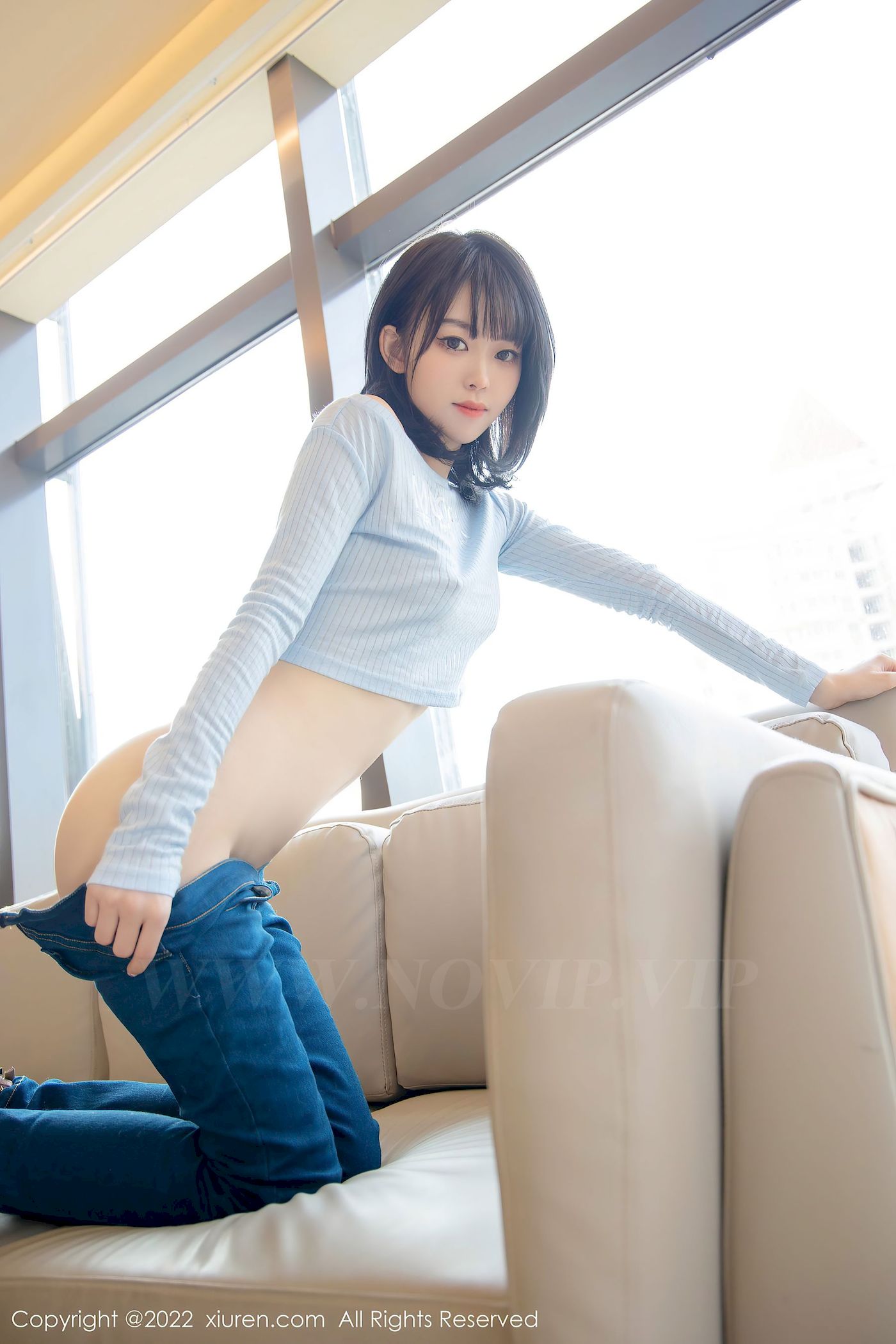 [秀人XiuRen] No.4584 模特奶瓶 – 淡蓝色外套+牛仔裤性感写真