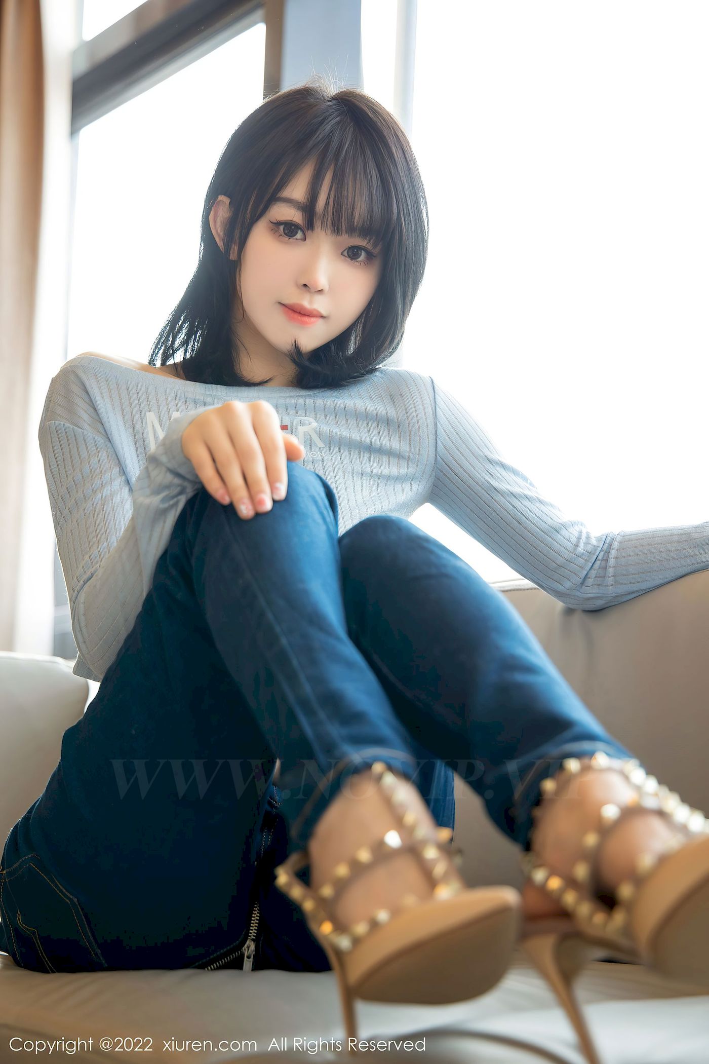 [秀人XiuRen] No.4584 模特奶瓶 – 淡蓝色外套+牛仔裤性感写真