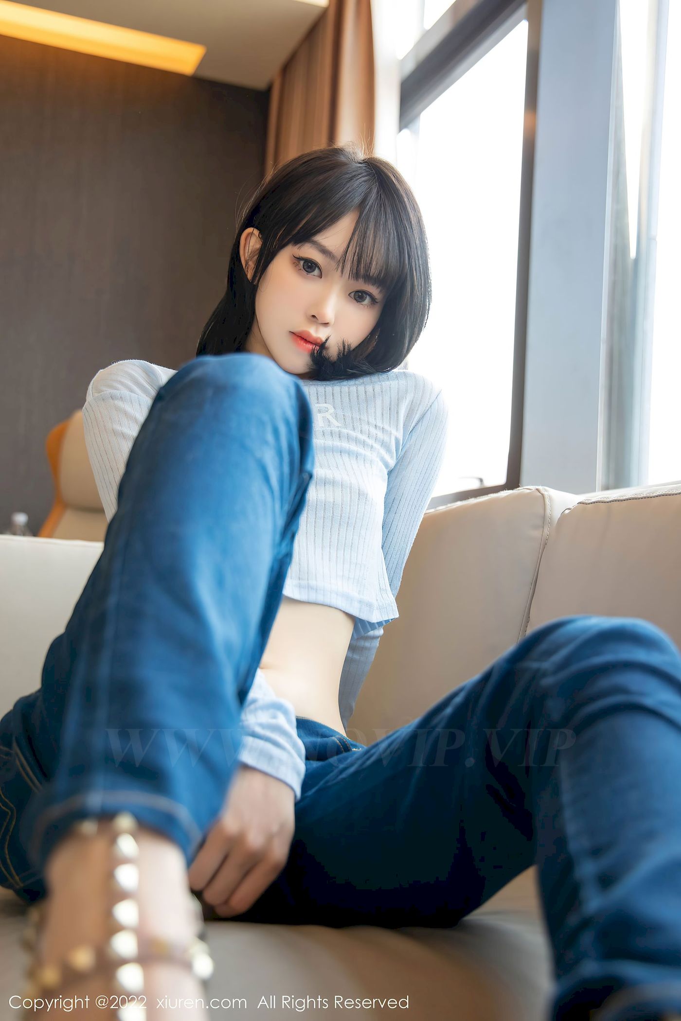 [秀人XiuRen] No.4584 模特奶瓶 – 淡蓝色外套+牛仔裤性感写真