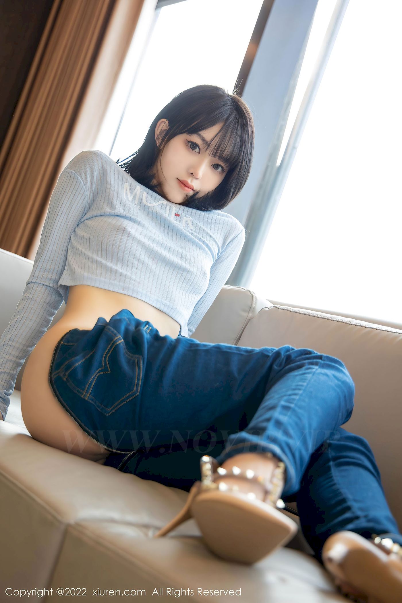 [秀人XiuRen] No.4584 模特奶瓶 – 淡蓝色外套+牛仔裤性感写真