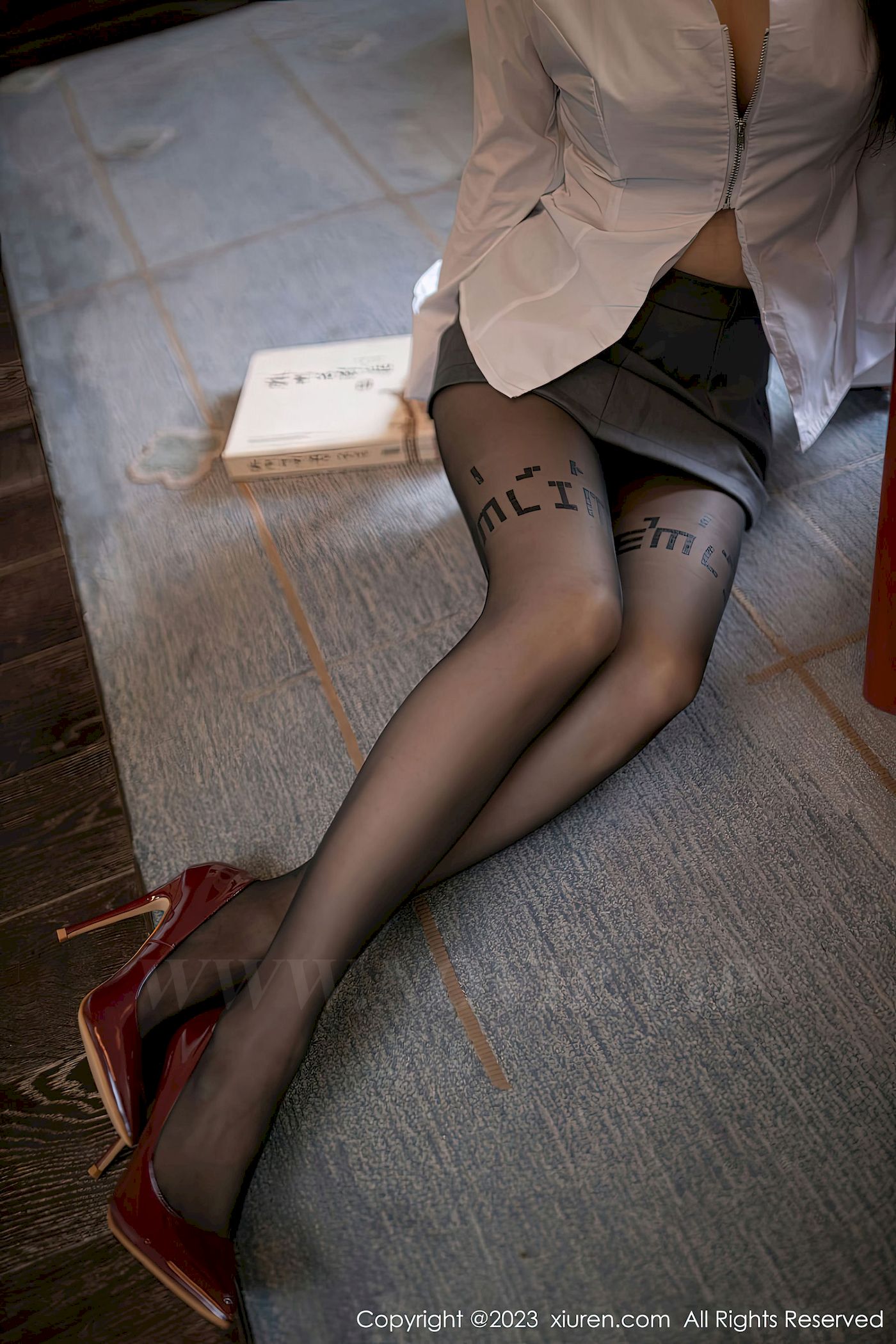 [秀人XiuRen] No.6135 模特鱼子酱Fish – 白色衬衫+灰色短裙性感写真