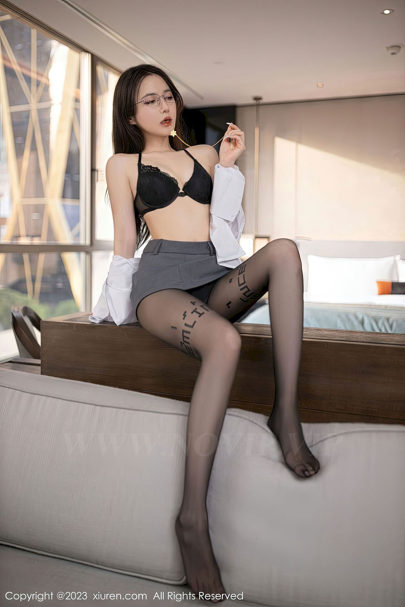 [秀人XiuRen] No.6135 模特鱼子酱Fish – 白色衬衫+灰色短裙性感写真
