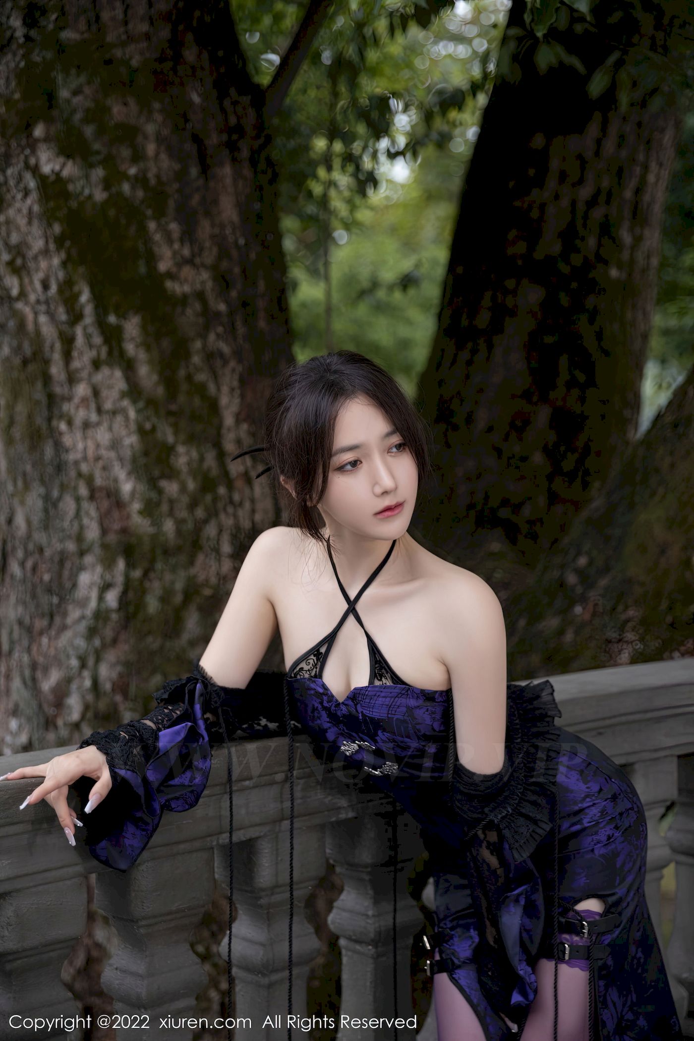 [秀人XiuRen] No.6074 模特鱼子酱Fish – 暗紫连衣裙+紫色丝袜迷人旅拍