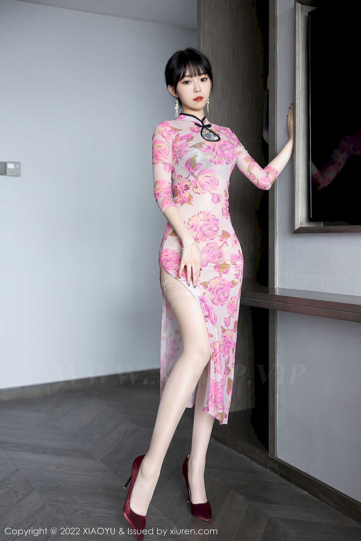 [语画界XIAOYU] Vol.807 模特奶瓶子 – 玫红色旗袍+原色丝袜性感写真