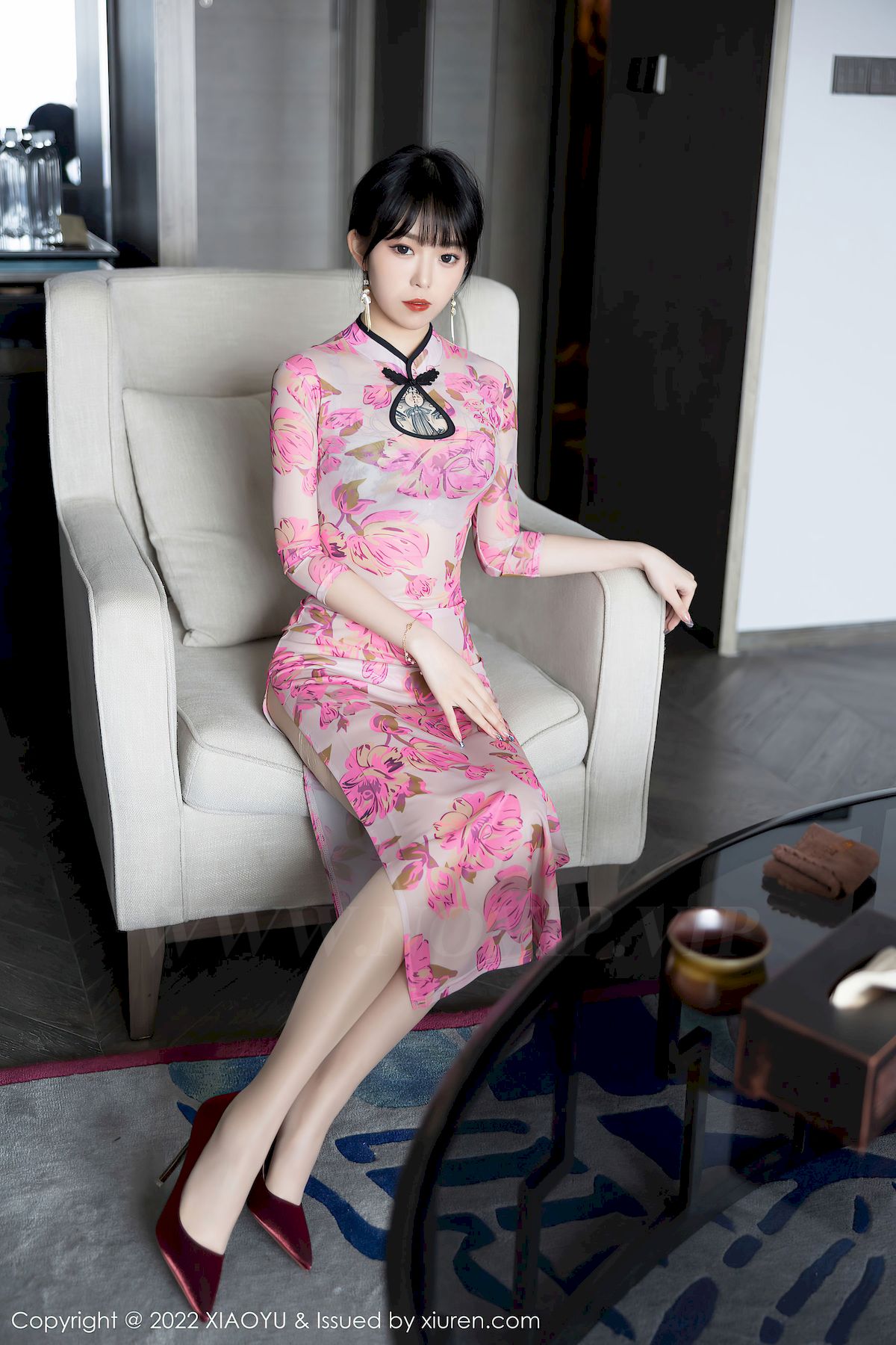 [语画界XIAOYU] Vol.807 模特奶瓶子 – 玫红色旗袍+原色丝袜性感写真