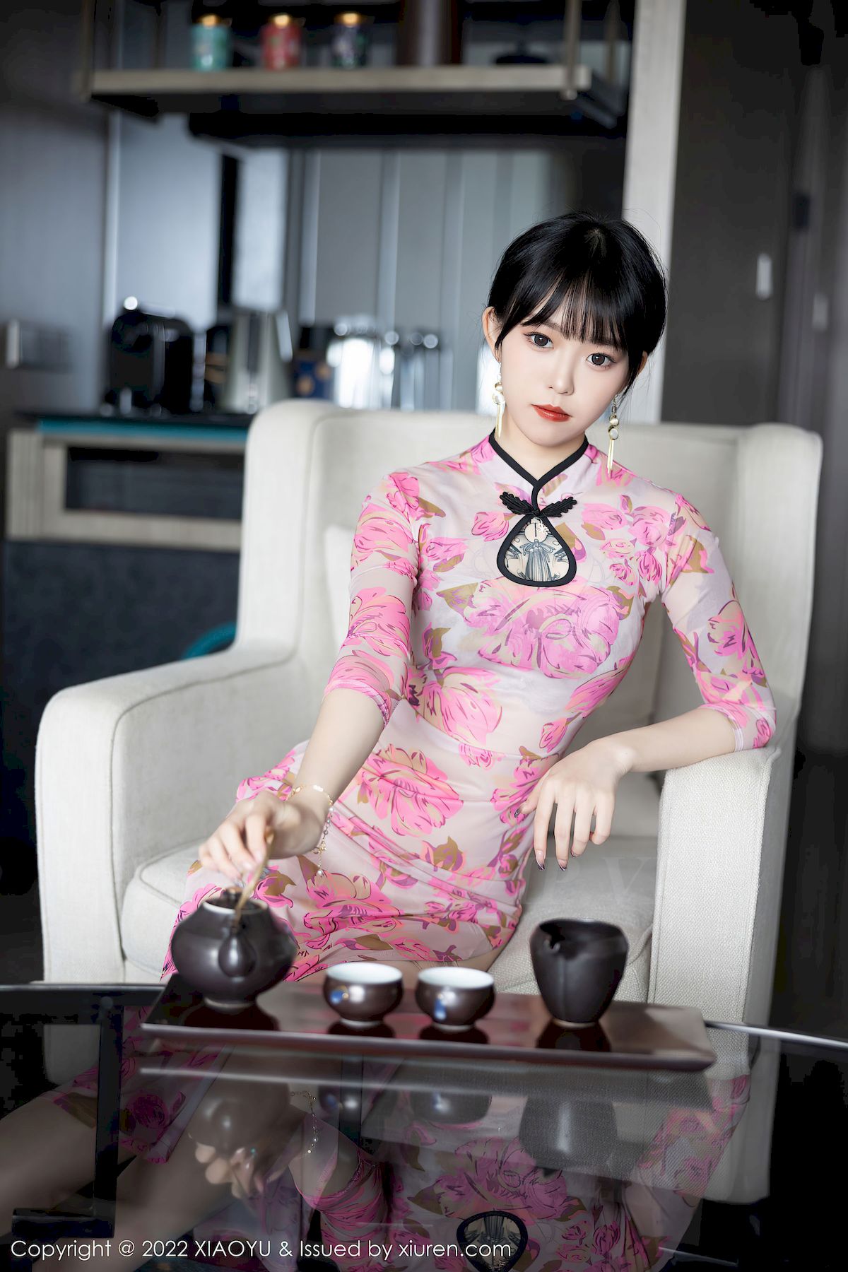 [语画界XIAOYU] Vol.807 模特奶瓶子 – 玫红色旗袍+原色丝袜性感写真