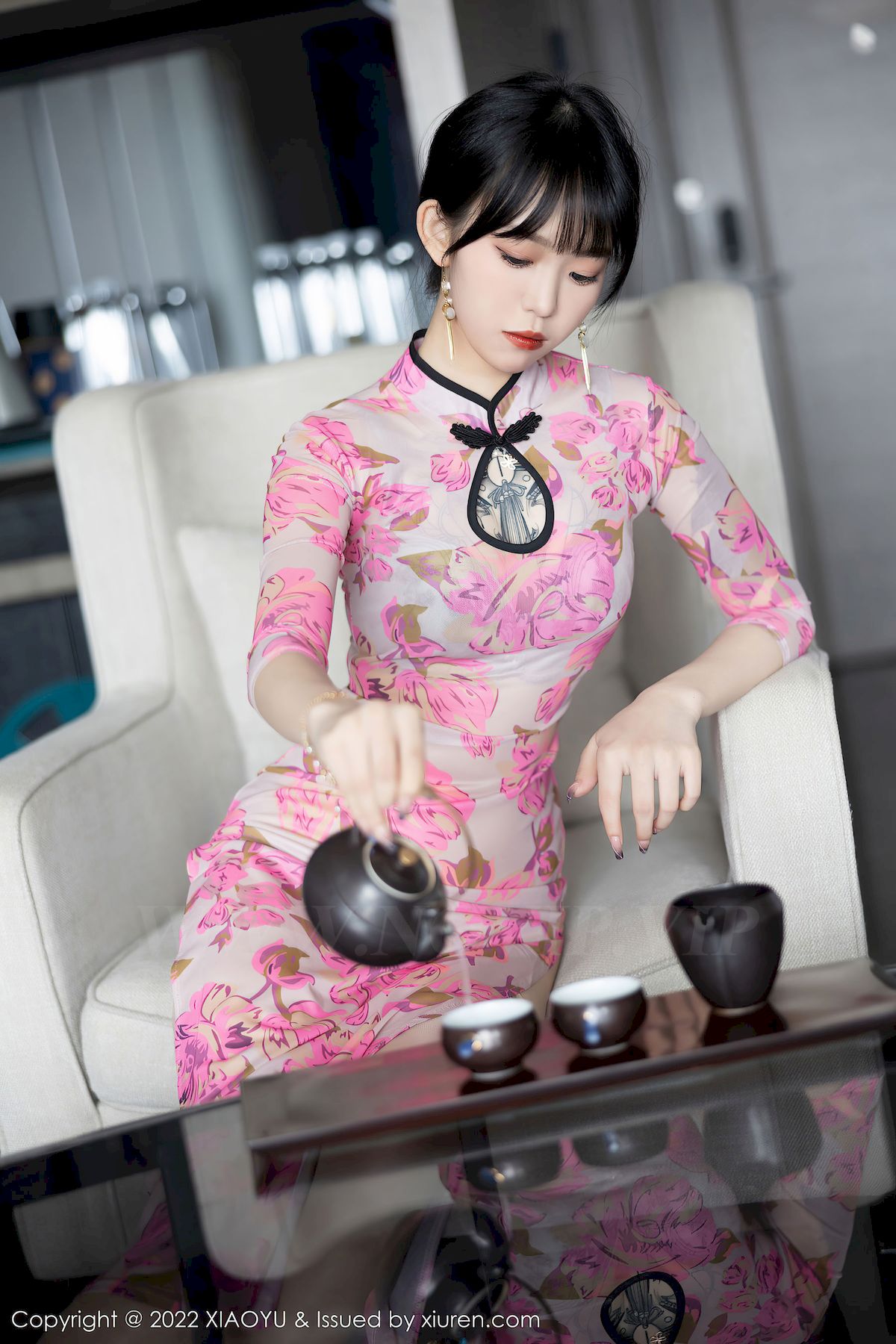 [语画界XIAOYU] Vol.807 模特奶瓶子 – 玫红色旗袍+原色丝袜性感写真
