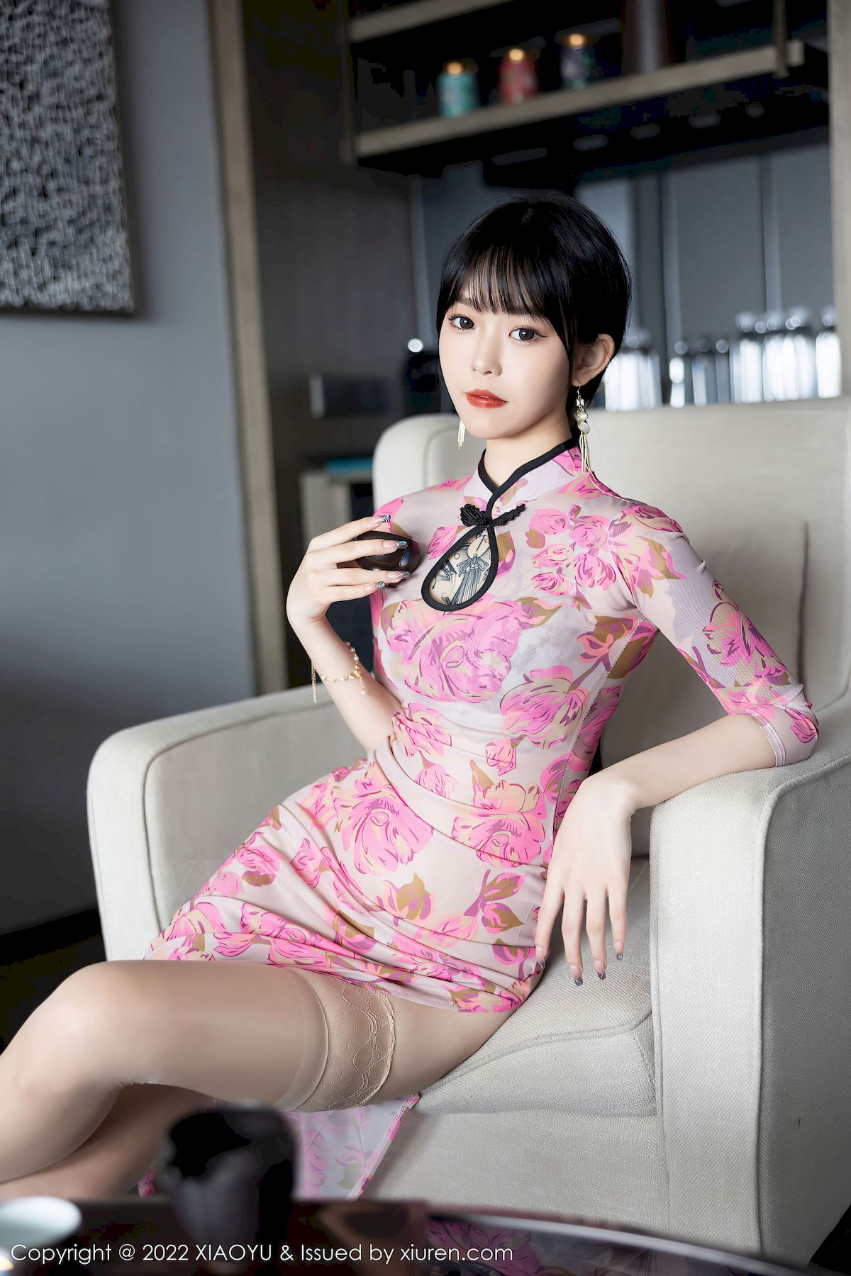 [语画界XIAOYU] Vol.807 模特奶瓶子 – 玫红色旗袍+原色丝袜性感写真