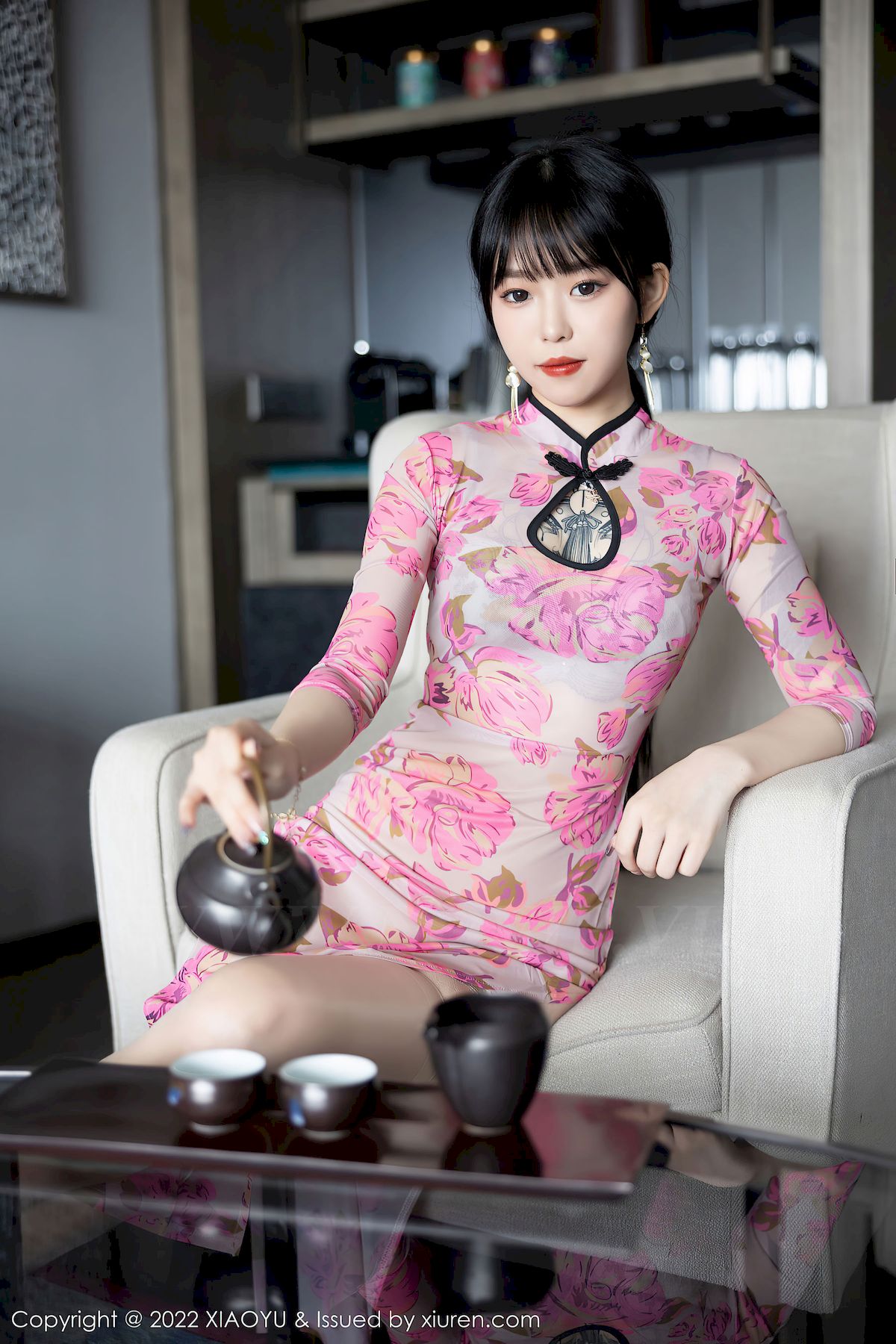 [语画界XIAOYU] Vol.807 模特奶瓶子 – 玫红色旗袍+原色丝袜性感写真
