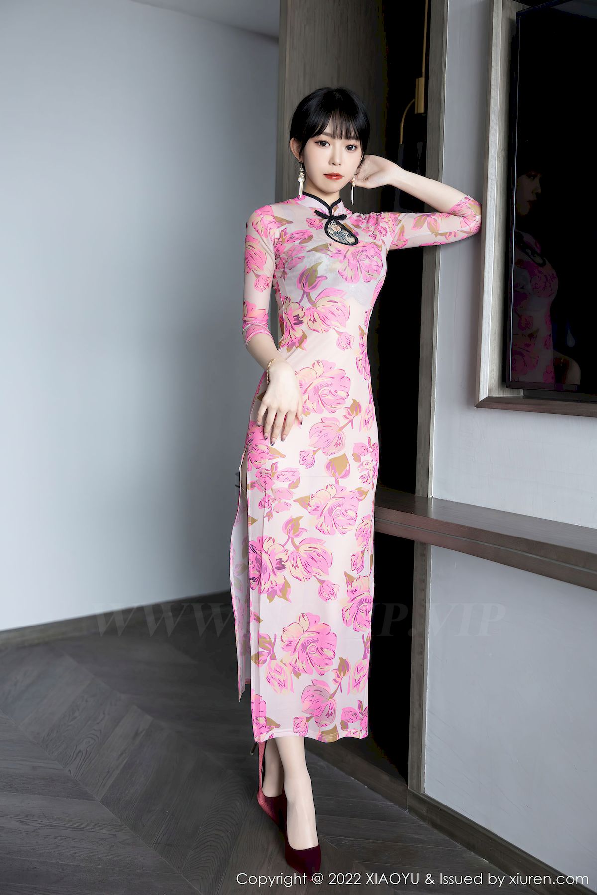 [语画界XIAOYU] Vol.807 模特奶瓶子 – 玫红色旗袍+原色丝袜性感写真