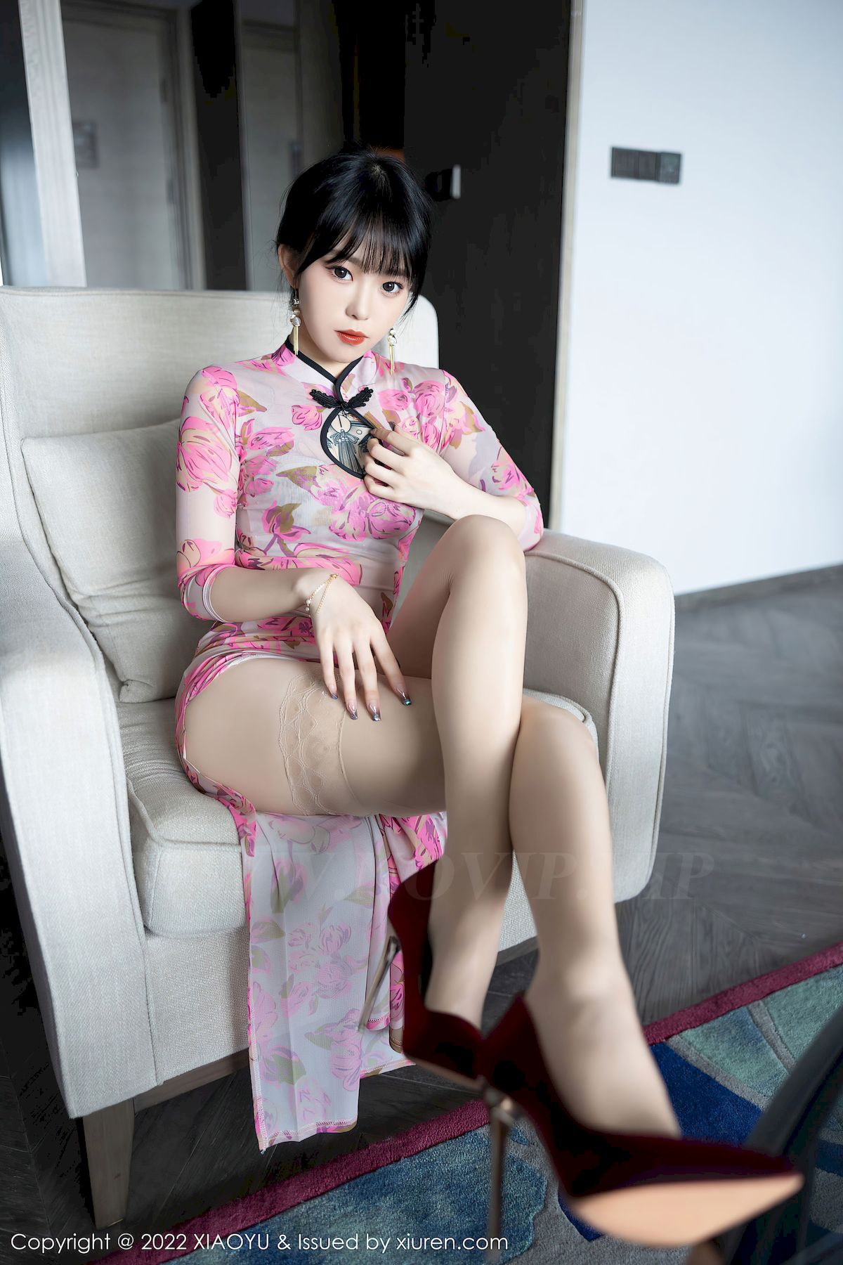 [语画界XIAOYU] Vol.807 模特奶瓶子 – 玫红色旗袍+原色丝袜性感写真