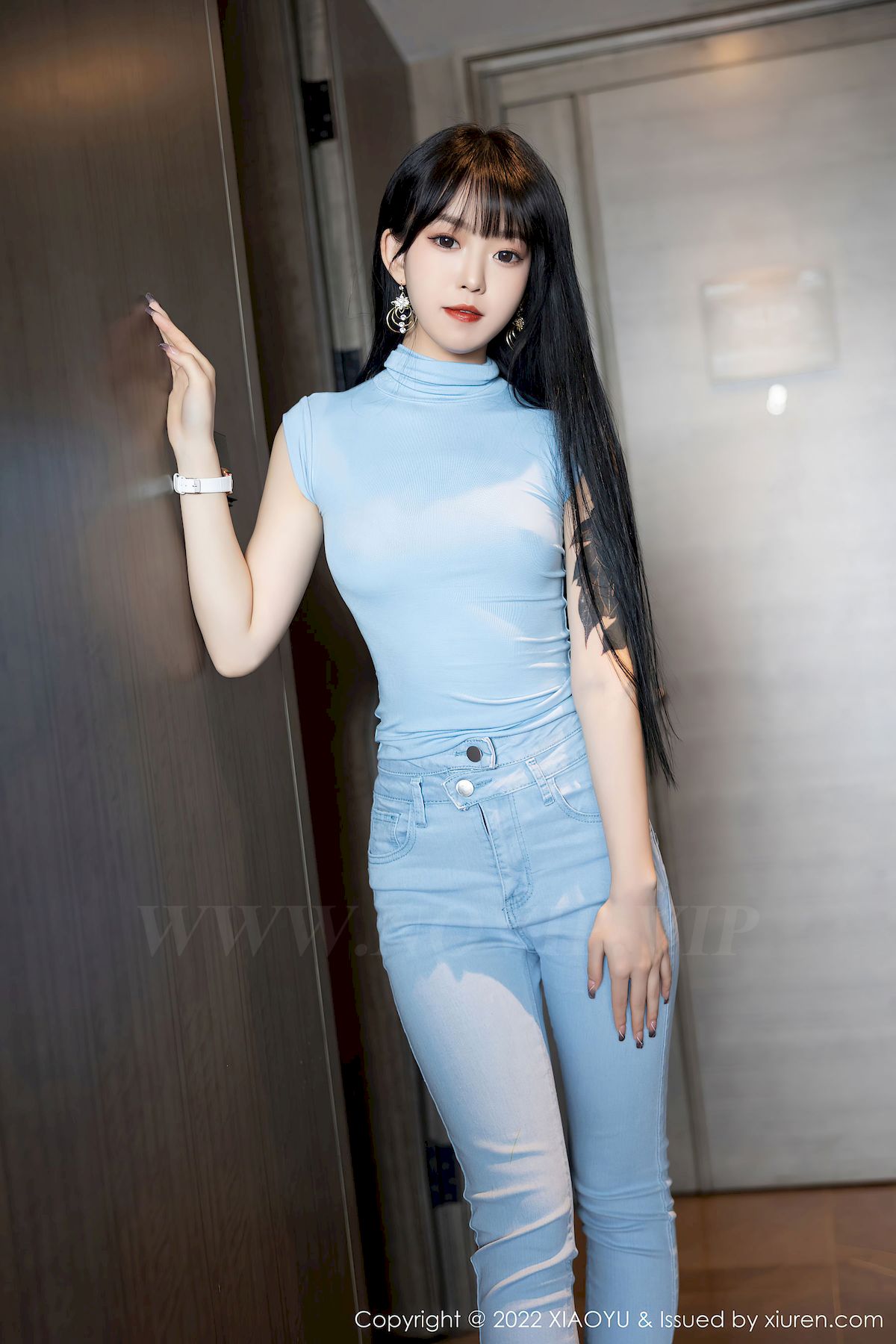 [语画界XIAOYU] Vol.797 模特奶瓶子 – 蓝色收身上衣+牛仔裤性感写真