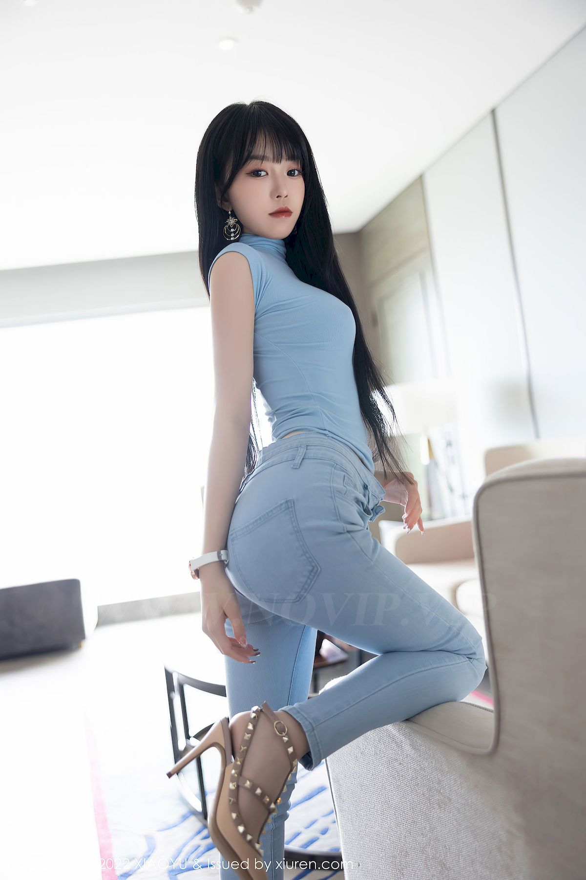 [语画界XIAOYU] Vol.797 模特奶瓶子 – 蓝色收身上衣+牛仔裤性感写真