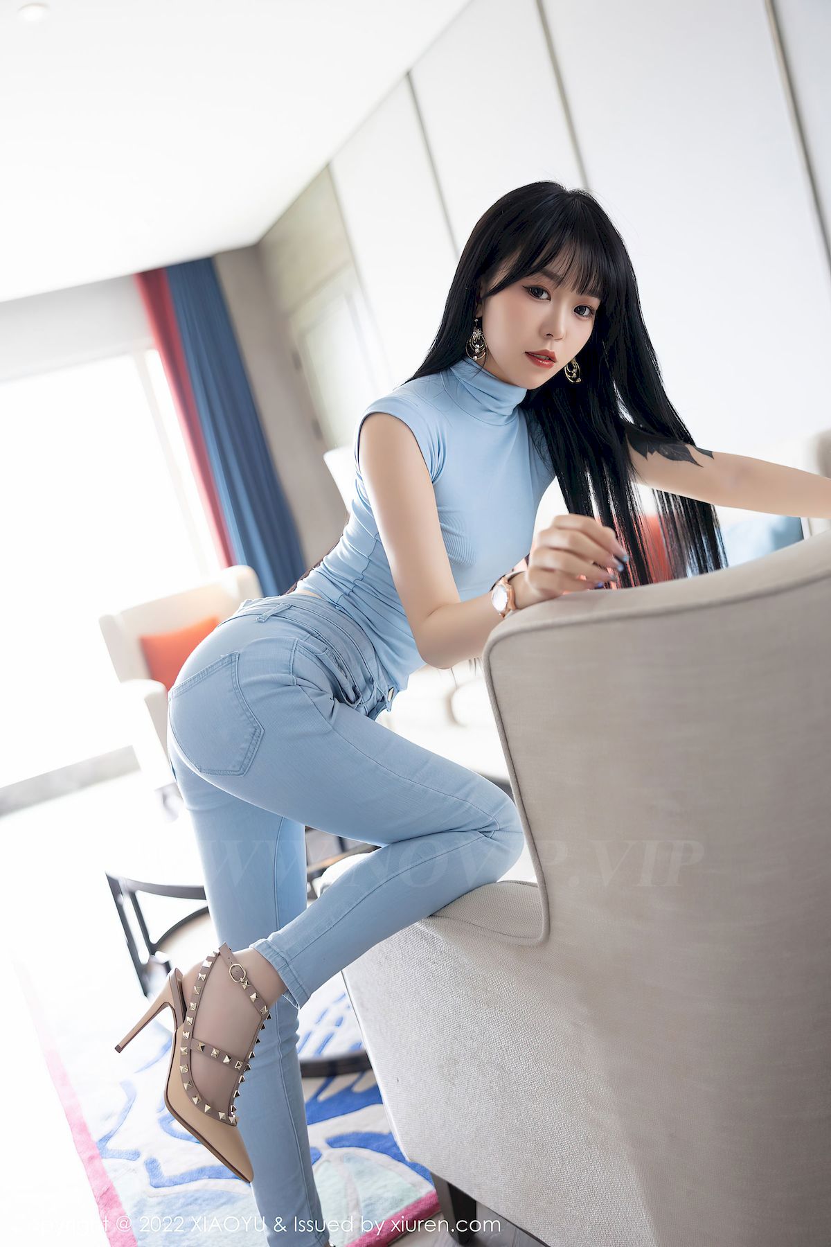 [语画界XIAOYU] Vol.797 模特奶瓶子 – 蓝色收身上衣+牛仔裤性感写真