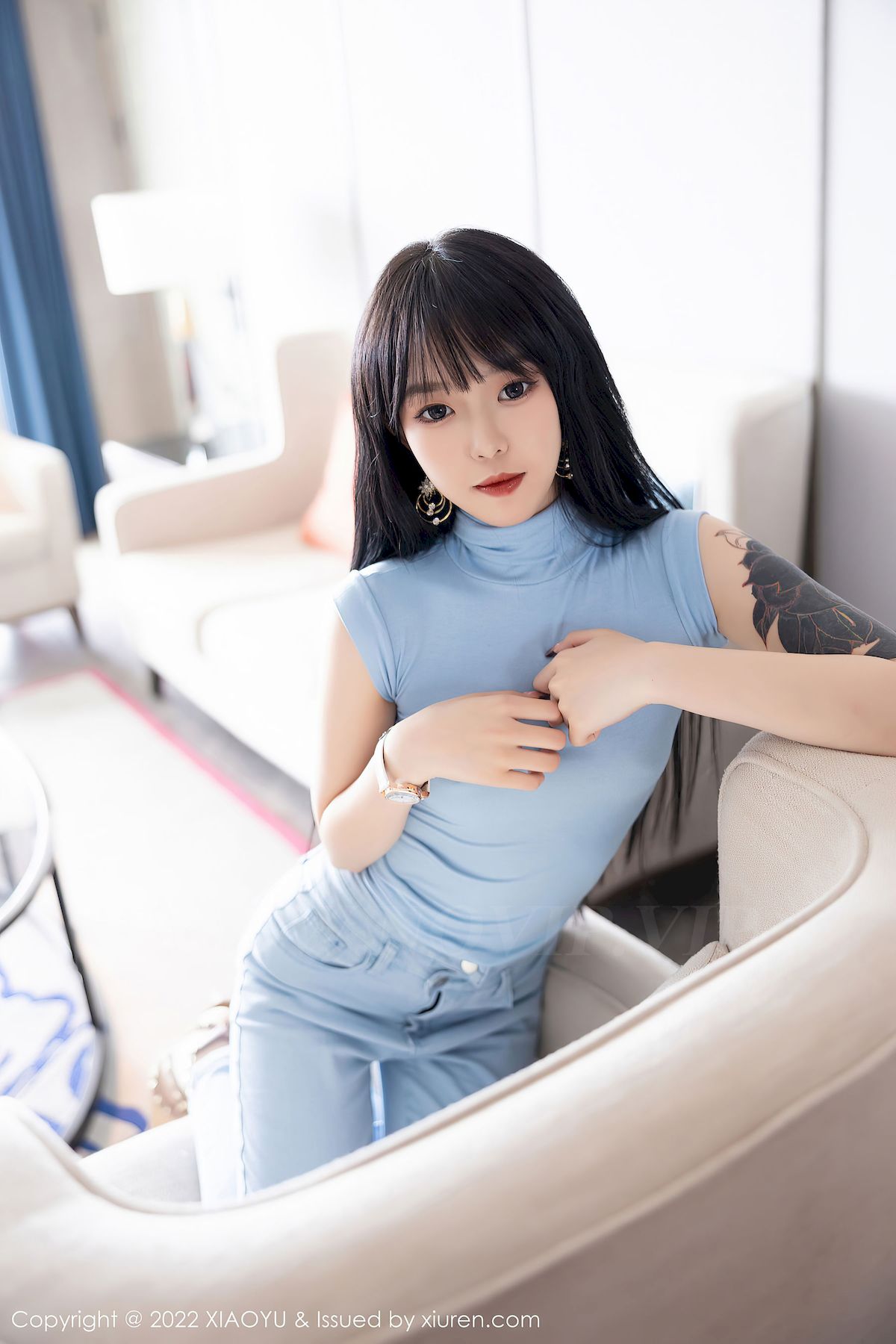 [语画界XIAOYU] Vol.797 模特奶瓶子 – 蓝色收身上衣+牛仔裤性感写真