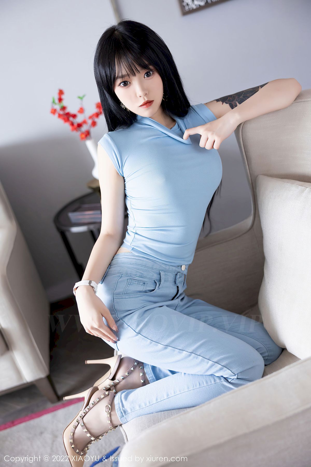 [语画界XIAOYU] Vol.797 模特奶瓶子 – 蓝色收身上衣+牛仔裤性感写真