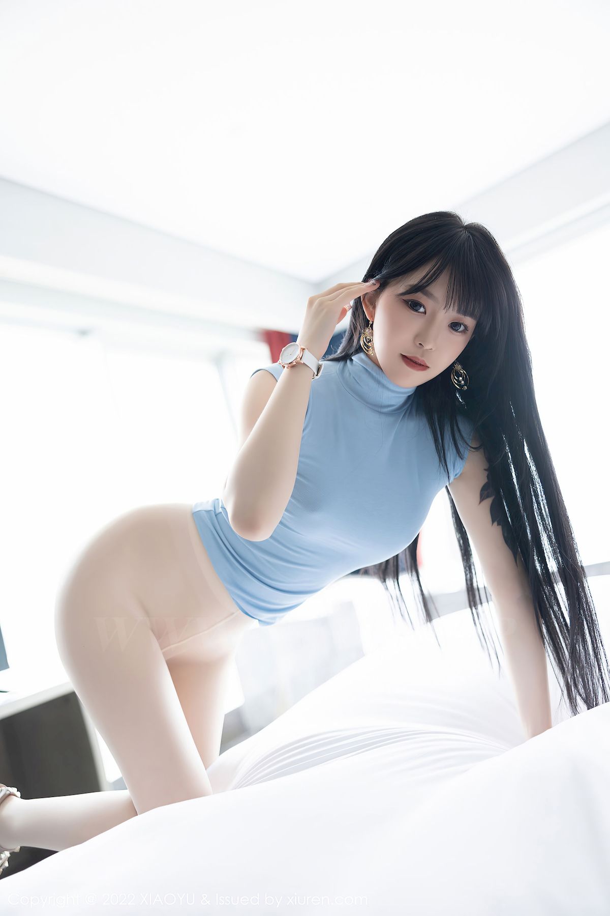[语画界XIAOYU] Vol.797 模特奶瓶子 – 蓝色收身上衣+牛仔裤性感写真